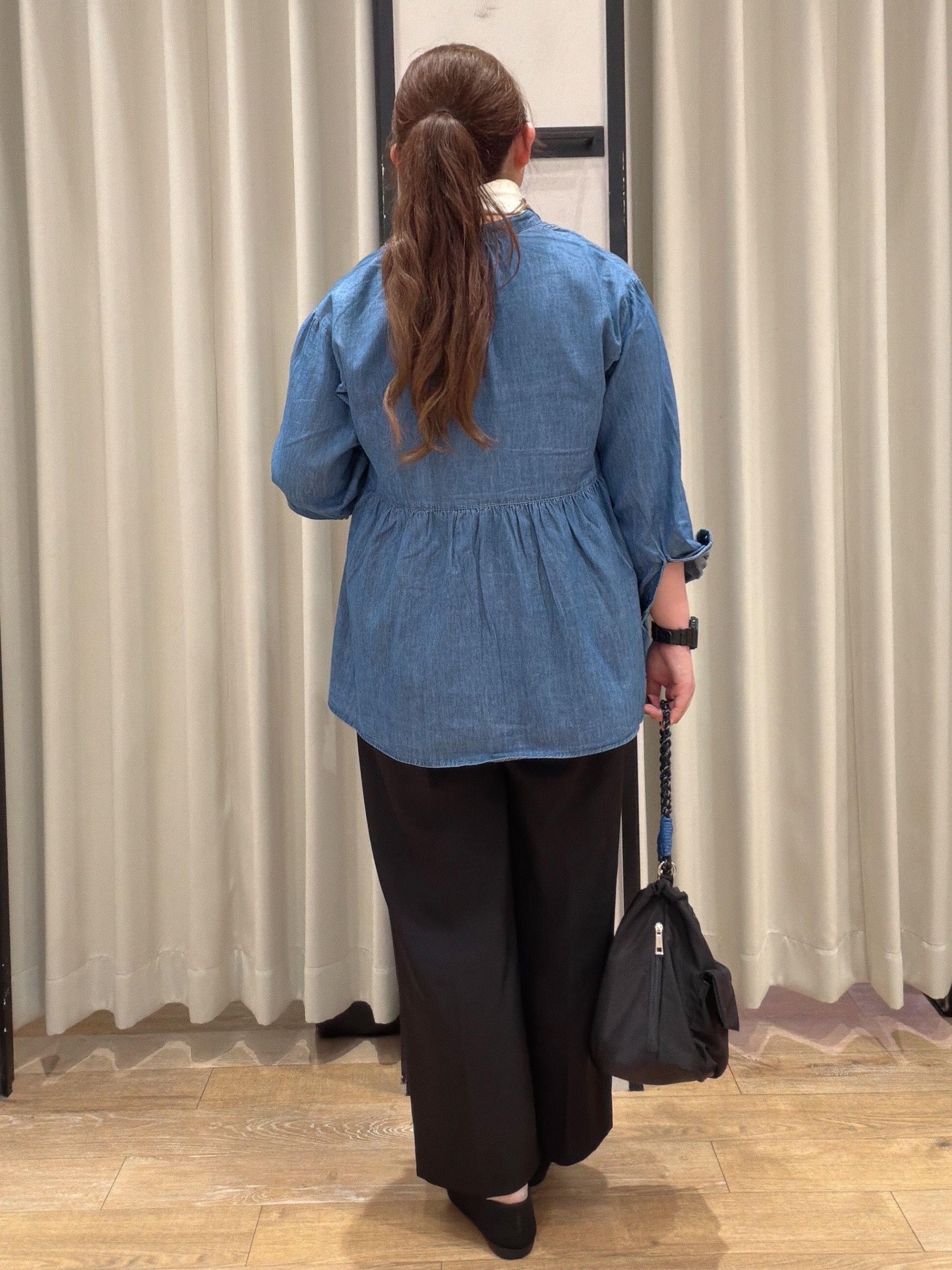 suzuさんの「grove｜軽やかなデニムで、女性らしく　ピンタックデニムダンガリーブラウス」を使ったコーディネート