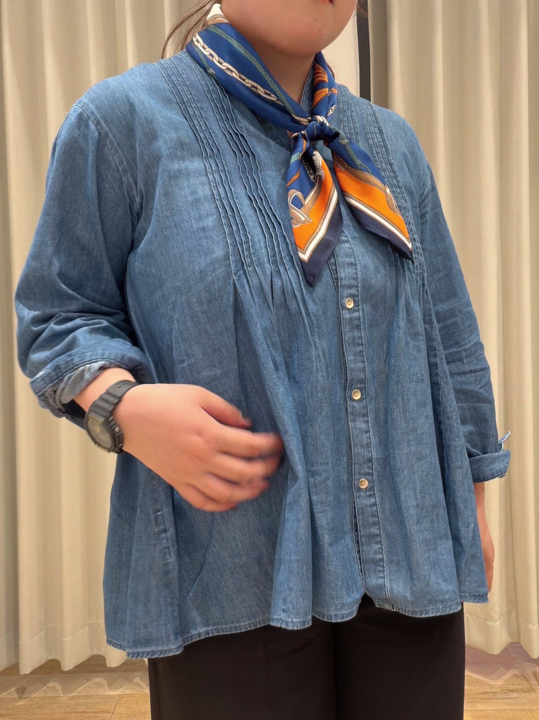 suzuさんの「grove｜軽やかなデニムで、女性らしく　ピンタックデニムダンガリーブラウス」を使ったコーディネート