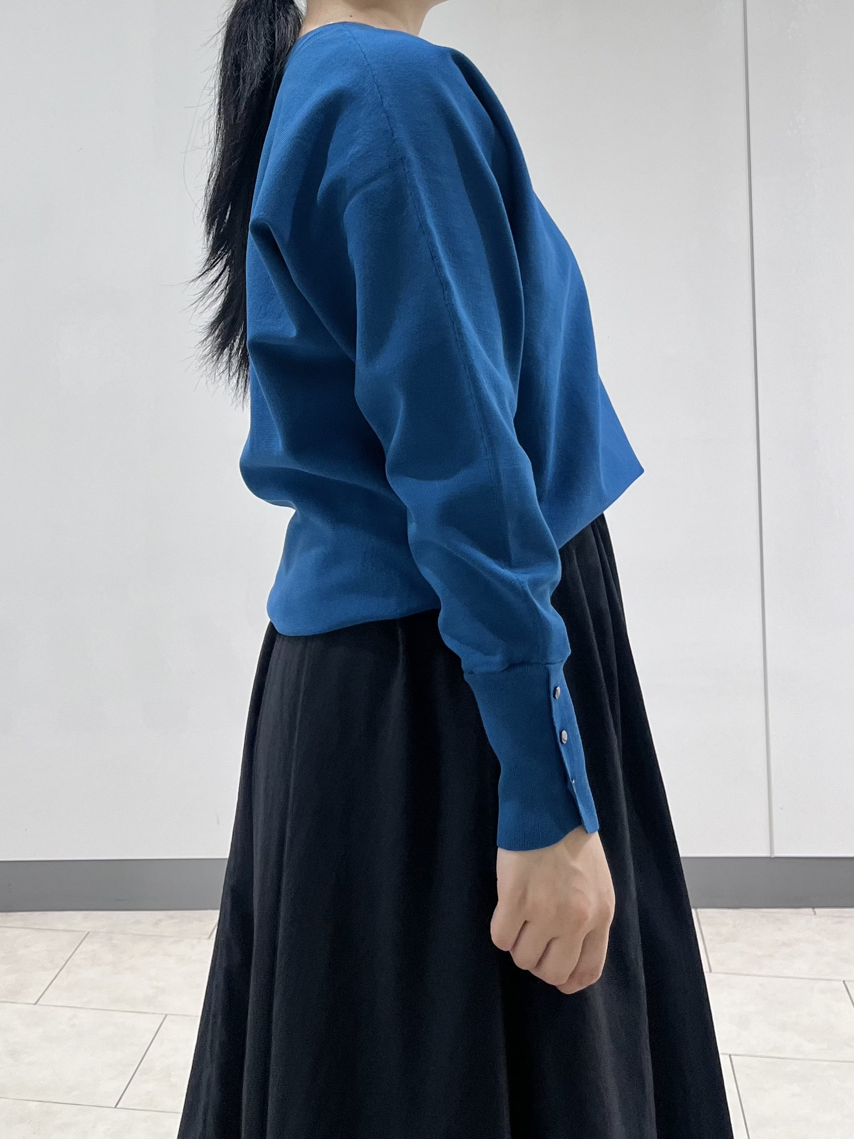 hasuさんの「INDIVI｜【選べる6色／ストレッチ◎】きれいめドルマンスリーブニット」を使ったコーディネート