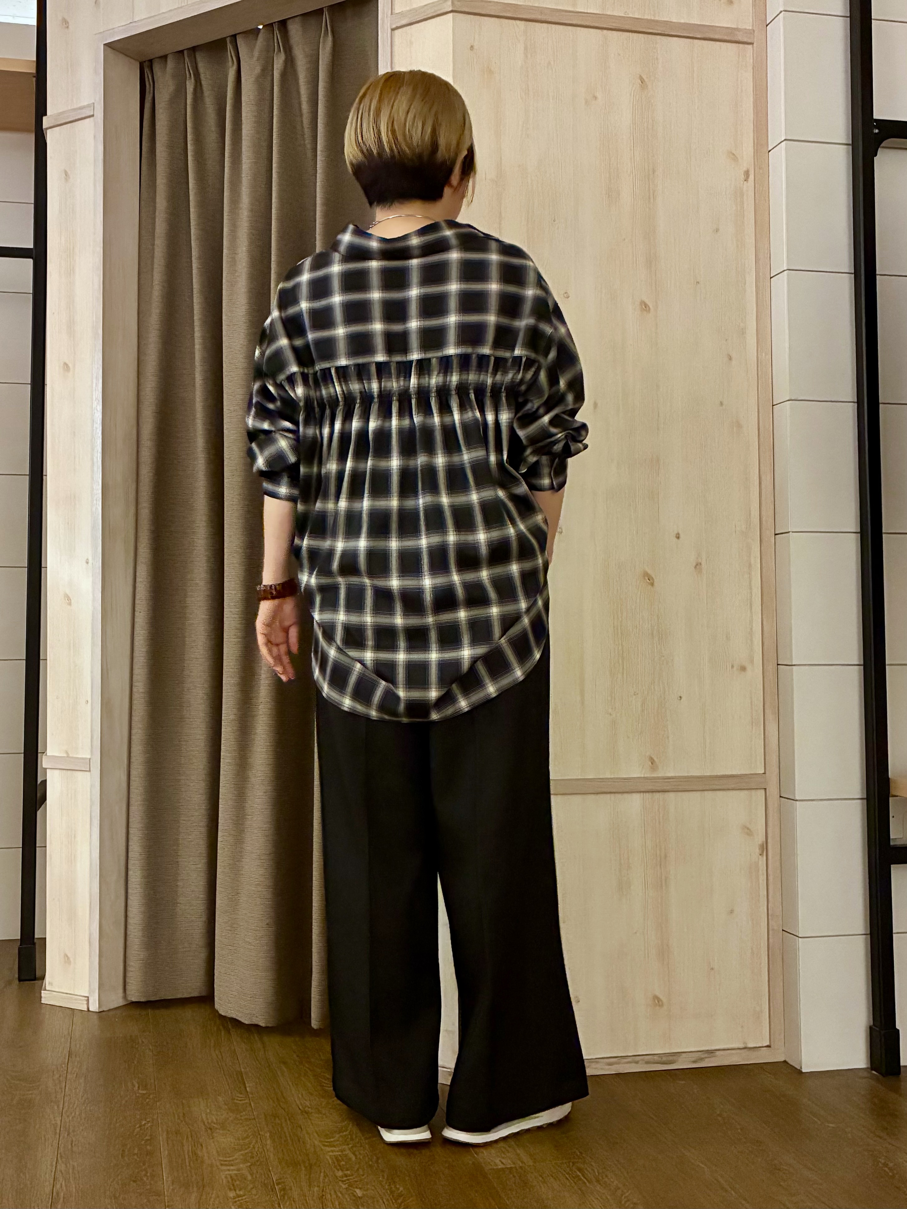 aiさんの「THE SHOP TK｜後ろ姿も着映える バックシャーリングシャツ」を使ったコーディネート