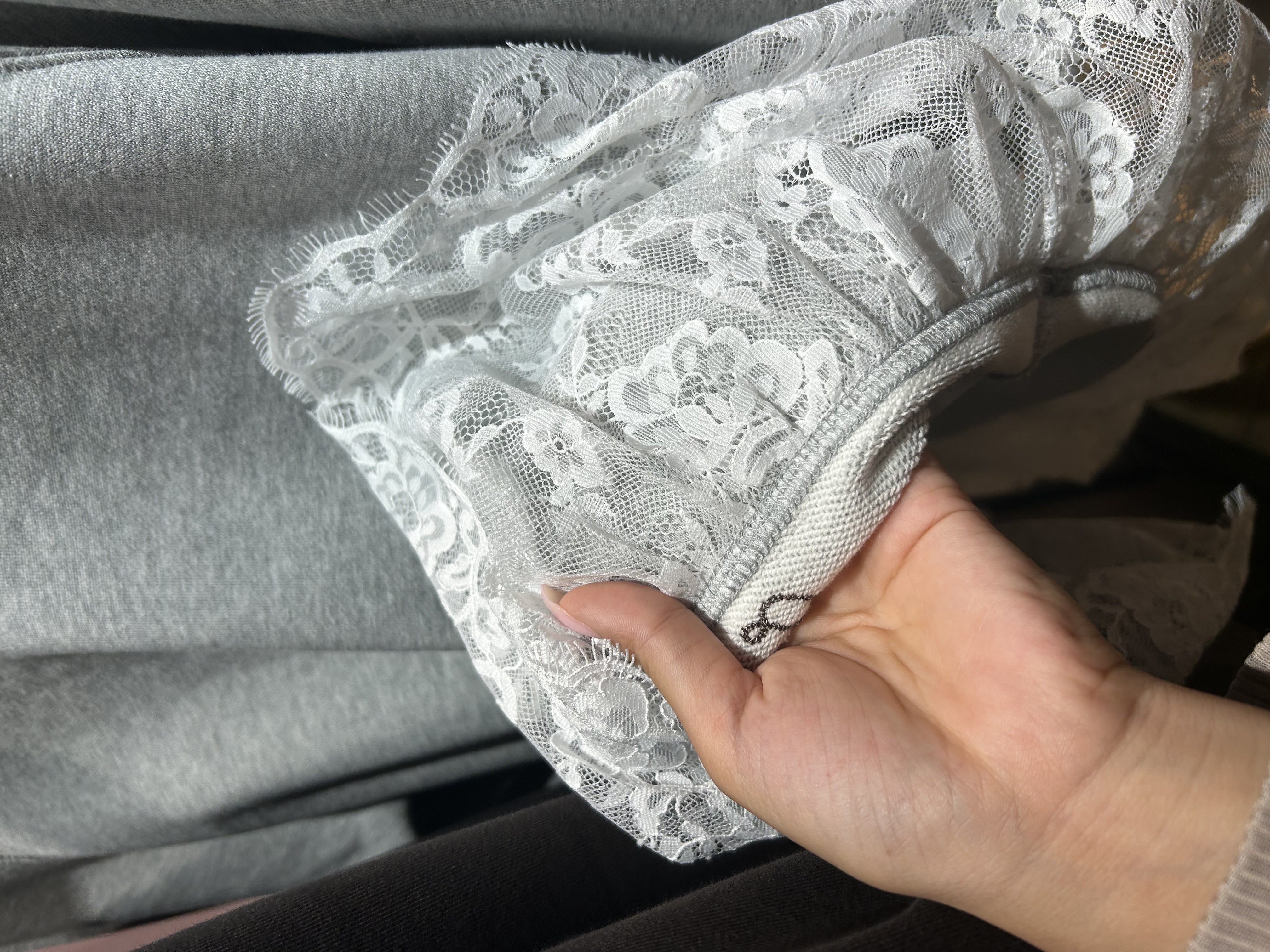 とりみさんの「DRESSTERIOR｜レースドッキング裏毛プルオーバー」を使ったコーディネート