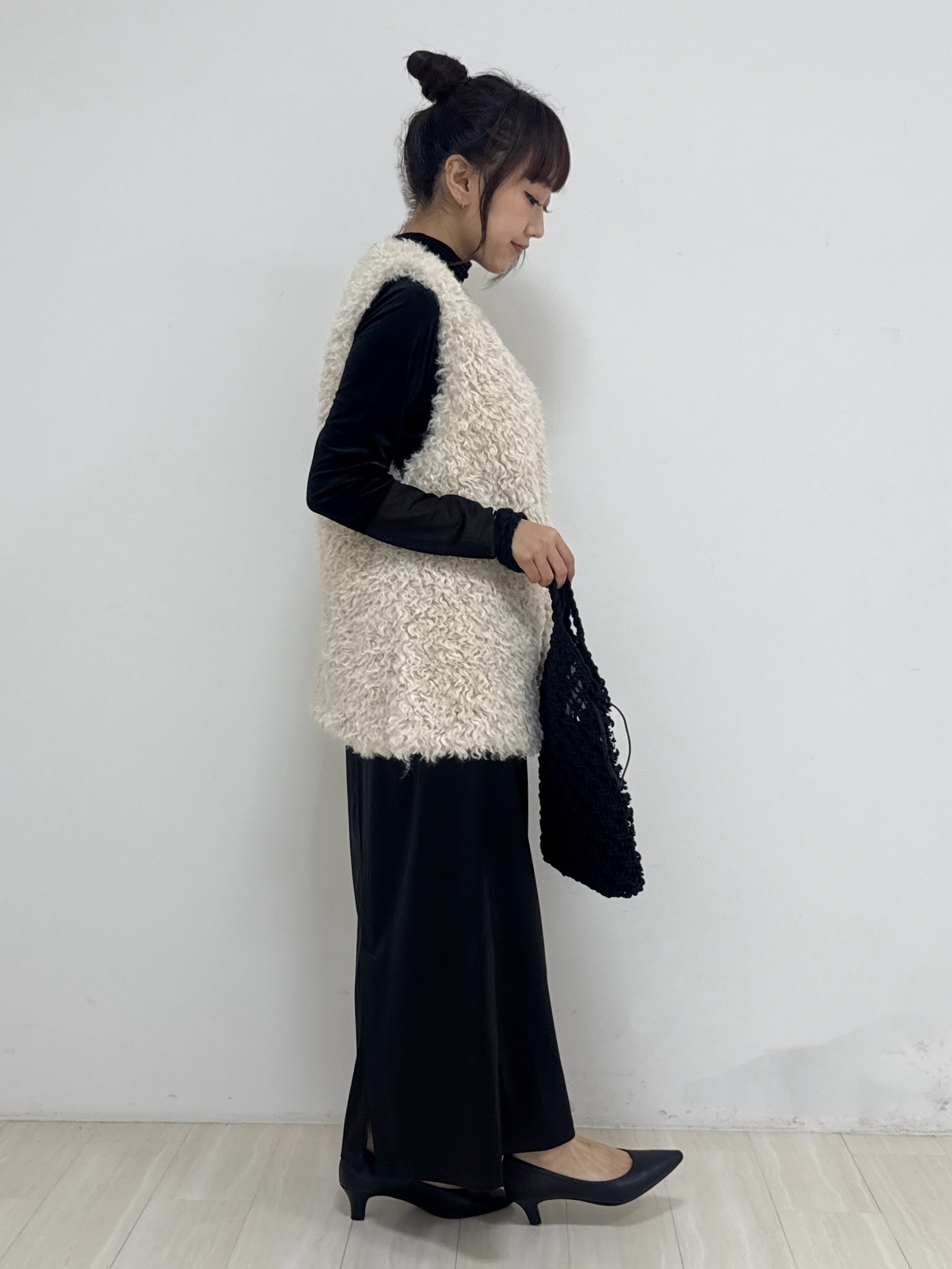 萩原 優里菜さんの「INDIVI｜【羽織るだけでお洒落】カールエコファー ジレ」を使ったコーディネート