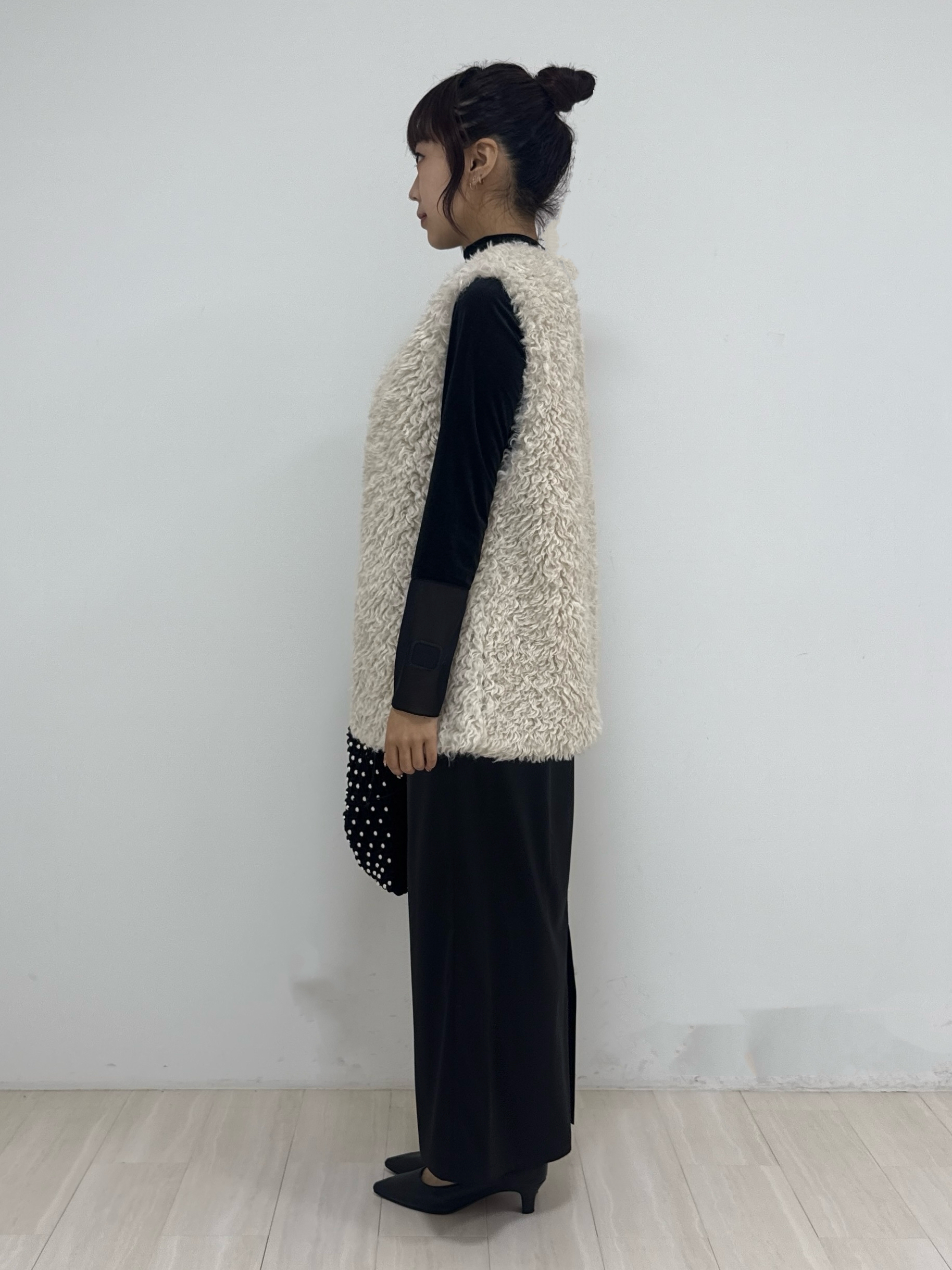 萩原 優里菜さんの「INDIVI｜【羽織るだけでお洒落】カールエコファー ジレ」を使ったコーディネート
