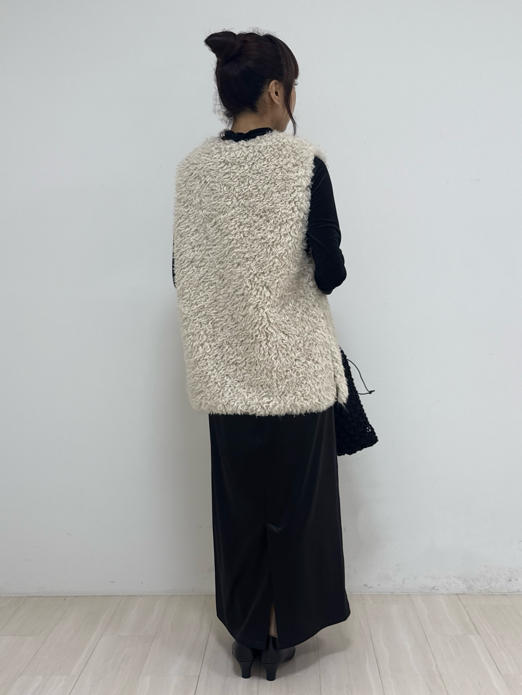 萩原 優里菜さんの「INDIVI｜【羽織るだけでお洒落】カールエコファー ジレ」を使ったコーディネート