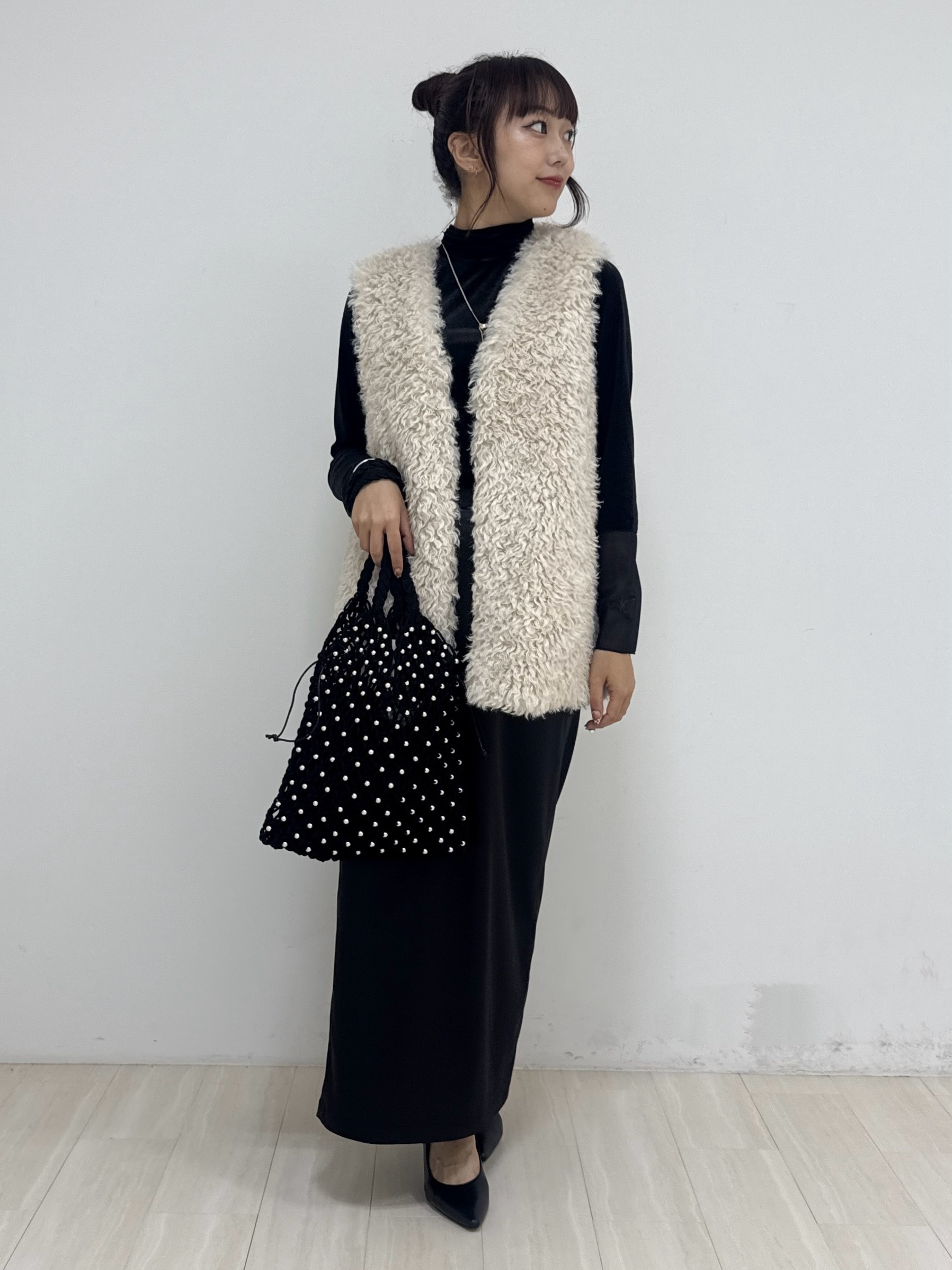 萩原 優里菜さんの「INDIVI｜【羽織るだけでお洒落】カールエコファー ジレ」を使ったコーディネート