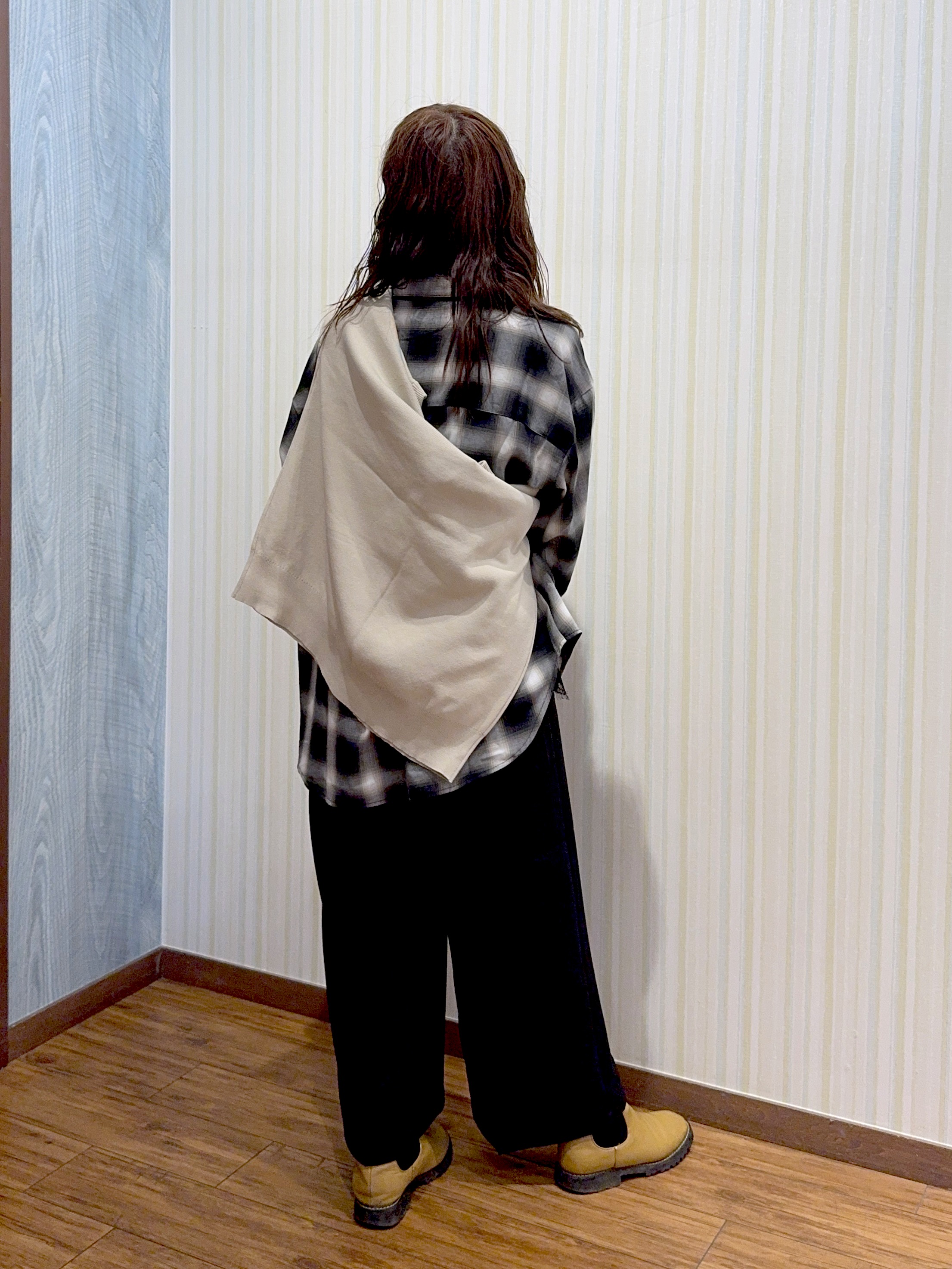 よっしーさんの「SHOO･LA･RUE｜【セットアップ可/洗濯機可】軽やかに羽織れる スポンディッシュ ニットカーディガン」を使ったコーディネート