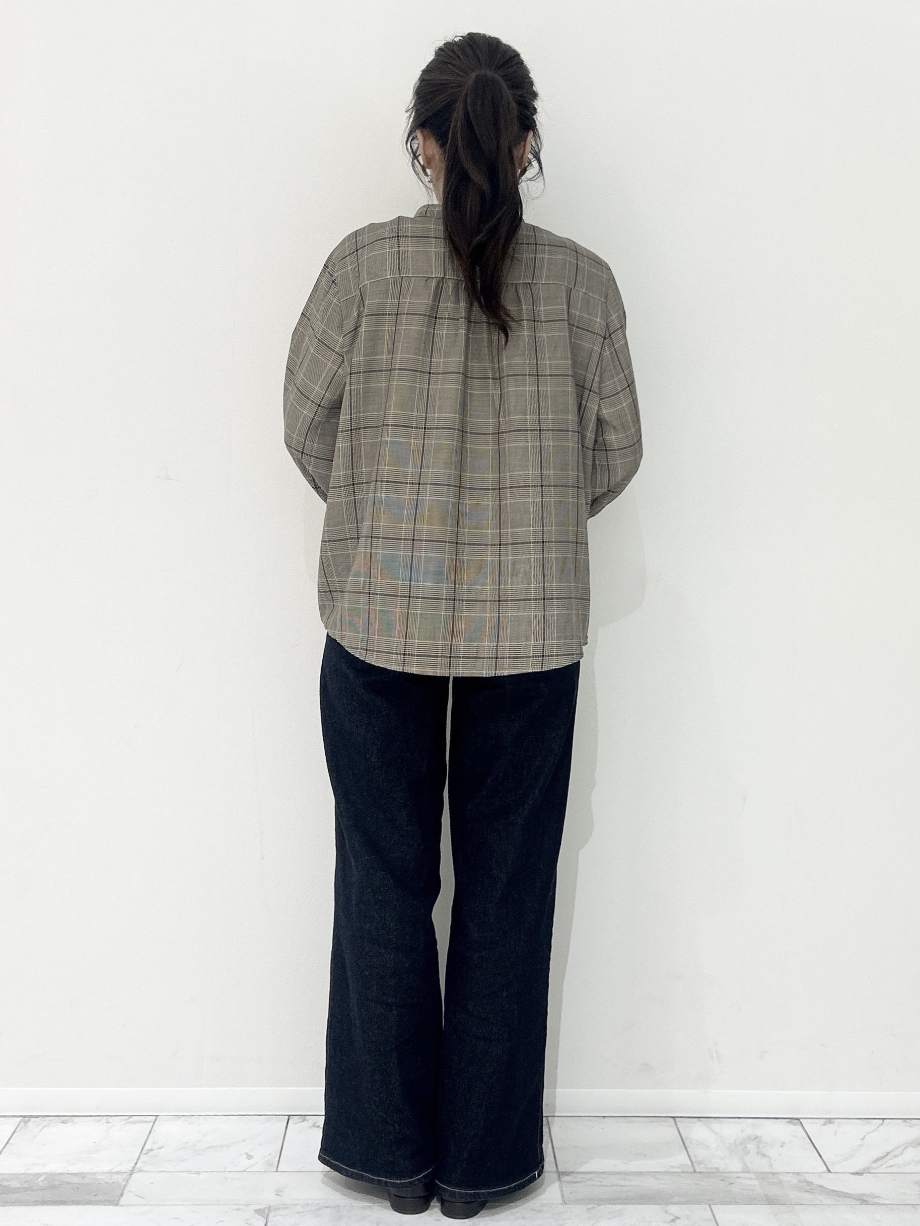りなさんの「OPAQUE.CLIP｜【森絵梨佳さん着用】チェック柄フリルブラウス《洗濯機OK》」を使ったコーディネート