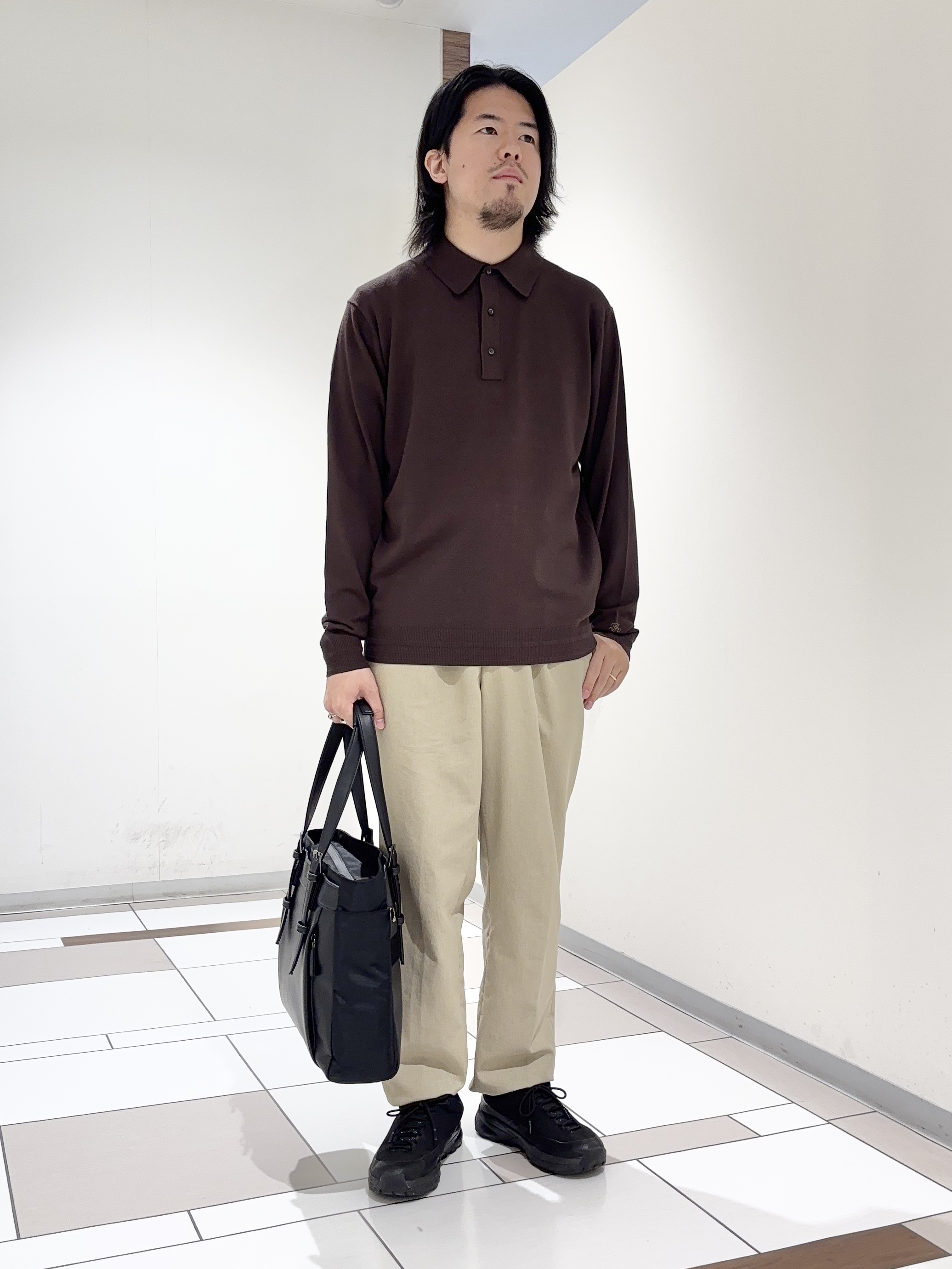 及川さんの「TAKEO KIKUCHI｜レーヨン ニット ポロシャツ」を使ったコーディネート