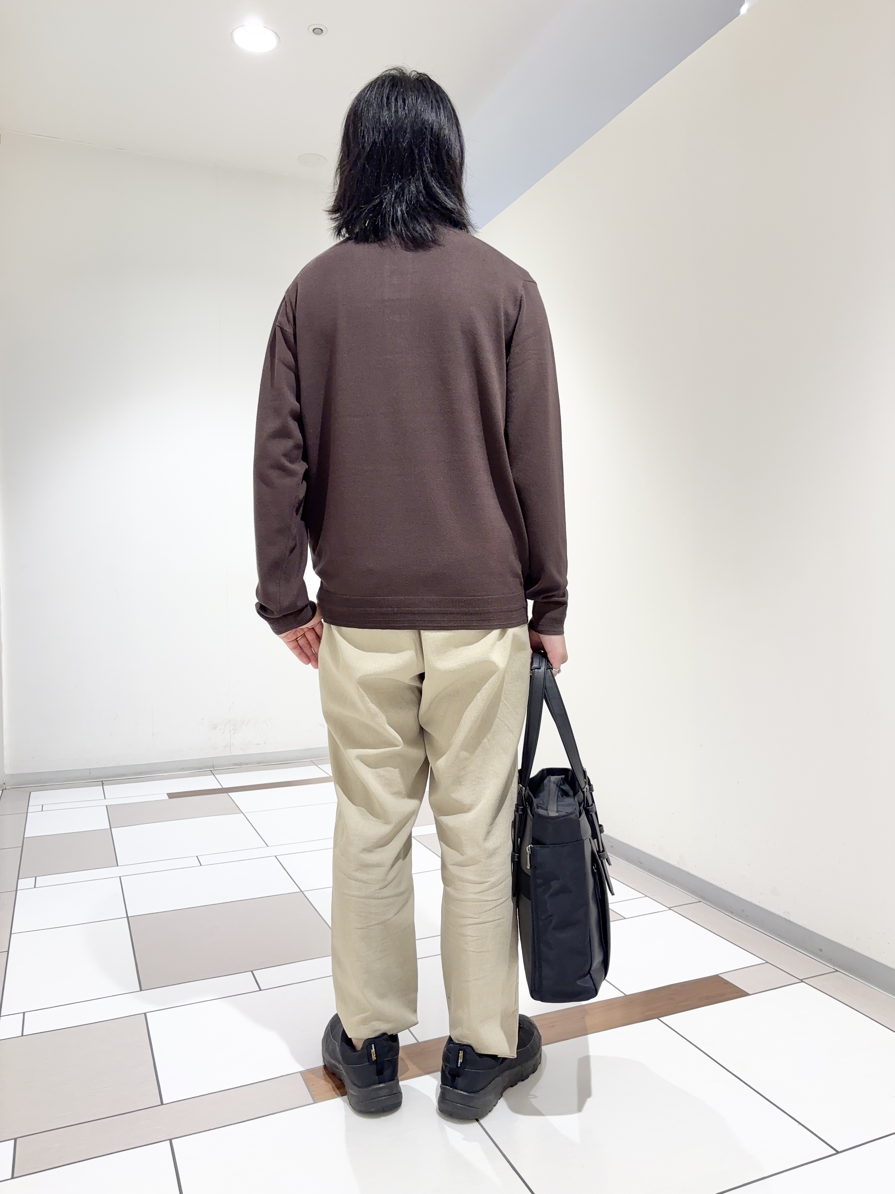 及川さんの「TAKEO KIKUCHI｜レーヨン ニット ポロシャツ」を使ったコーディネート