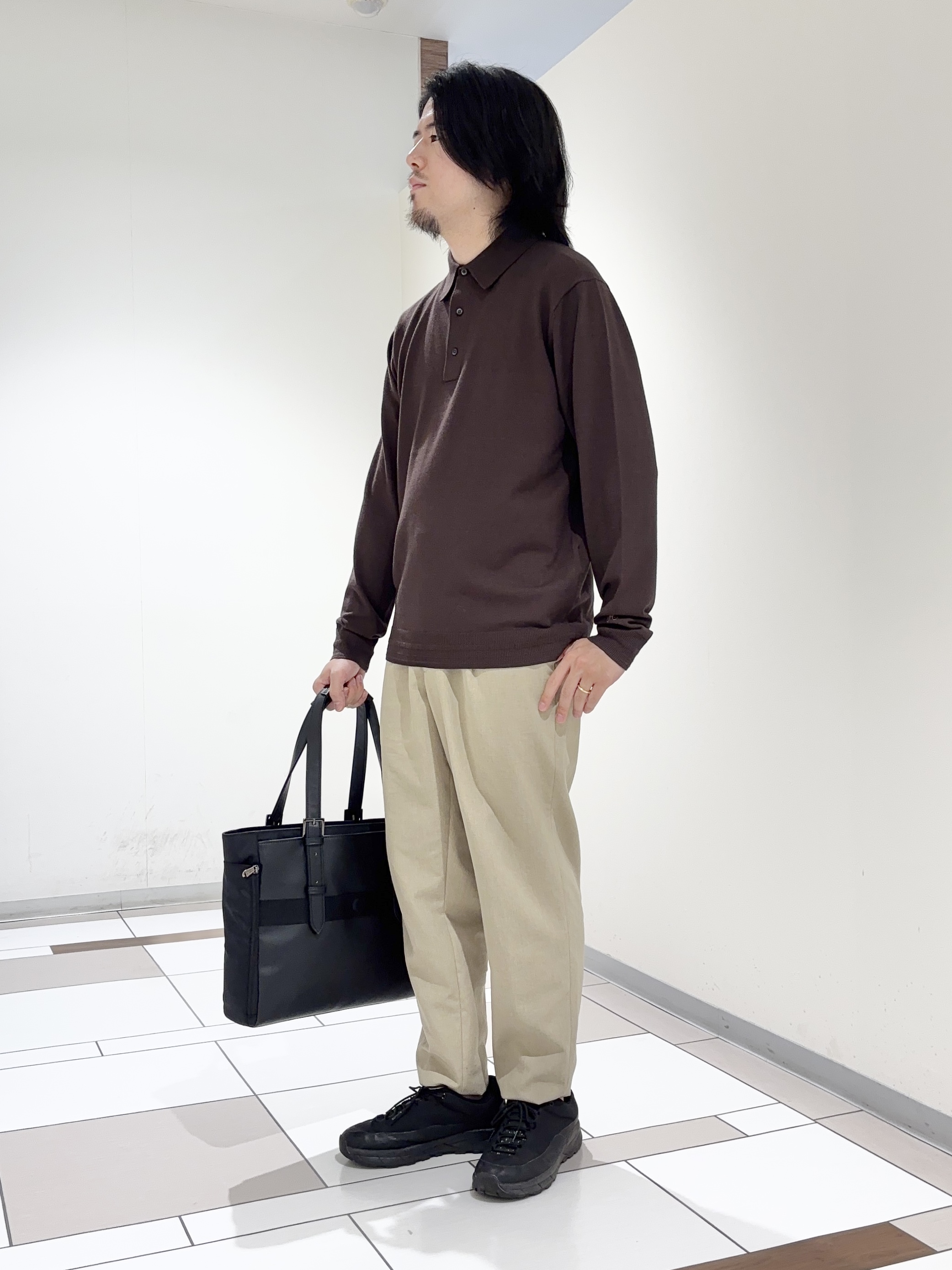 及川さんの「TAKEO KIKUCHI｜レーヨン ニット ポロシャツ」を使ったコーディネート