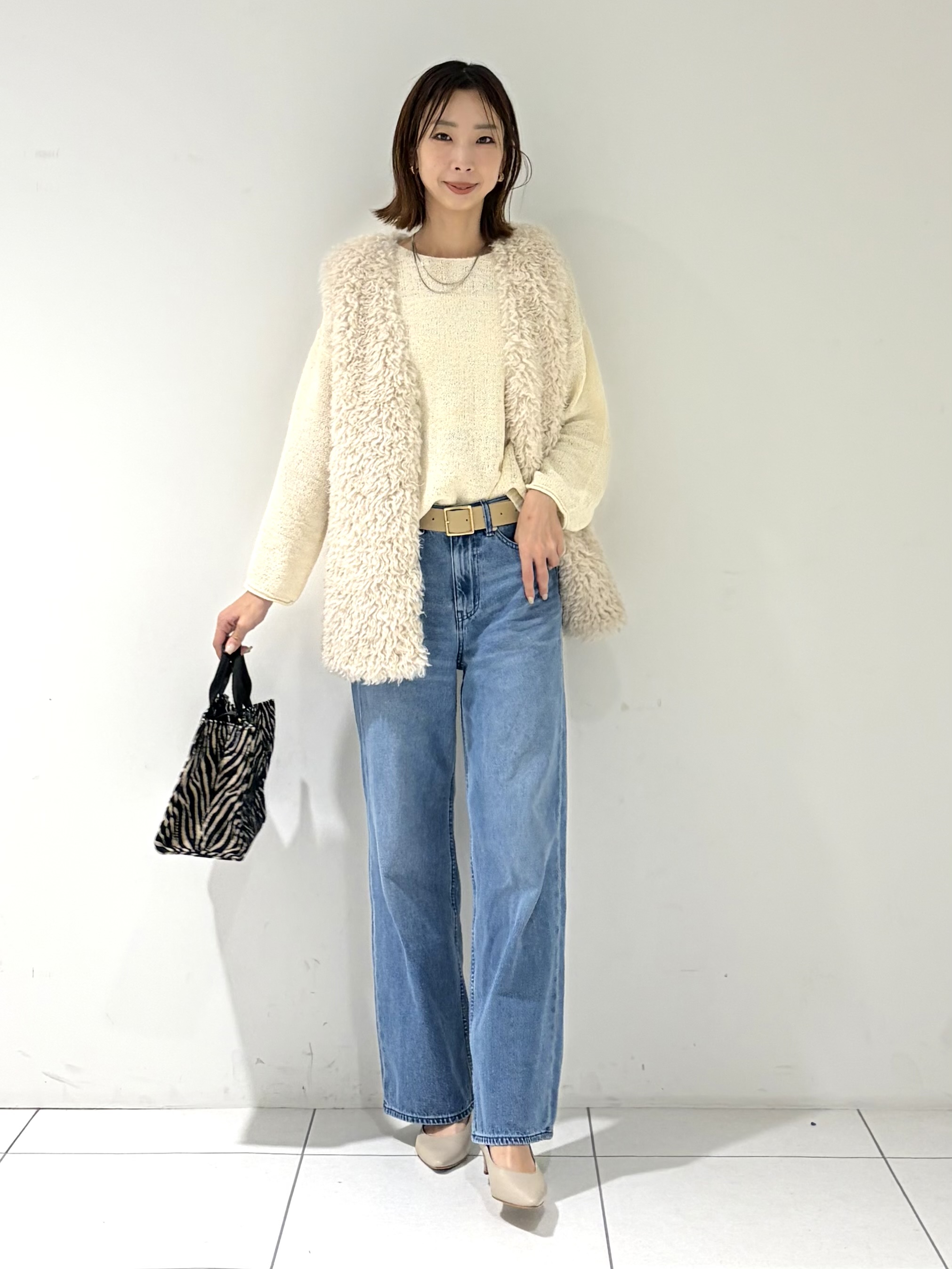 shioriさんの「INDIVI｜【羽織るだけでお洒落】カールエコファー ジレ」を使ったコーディネート