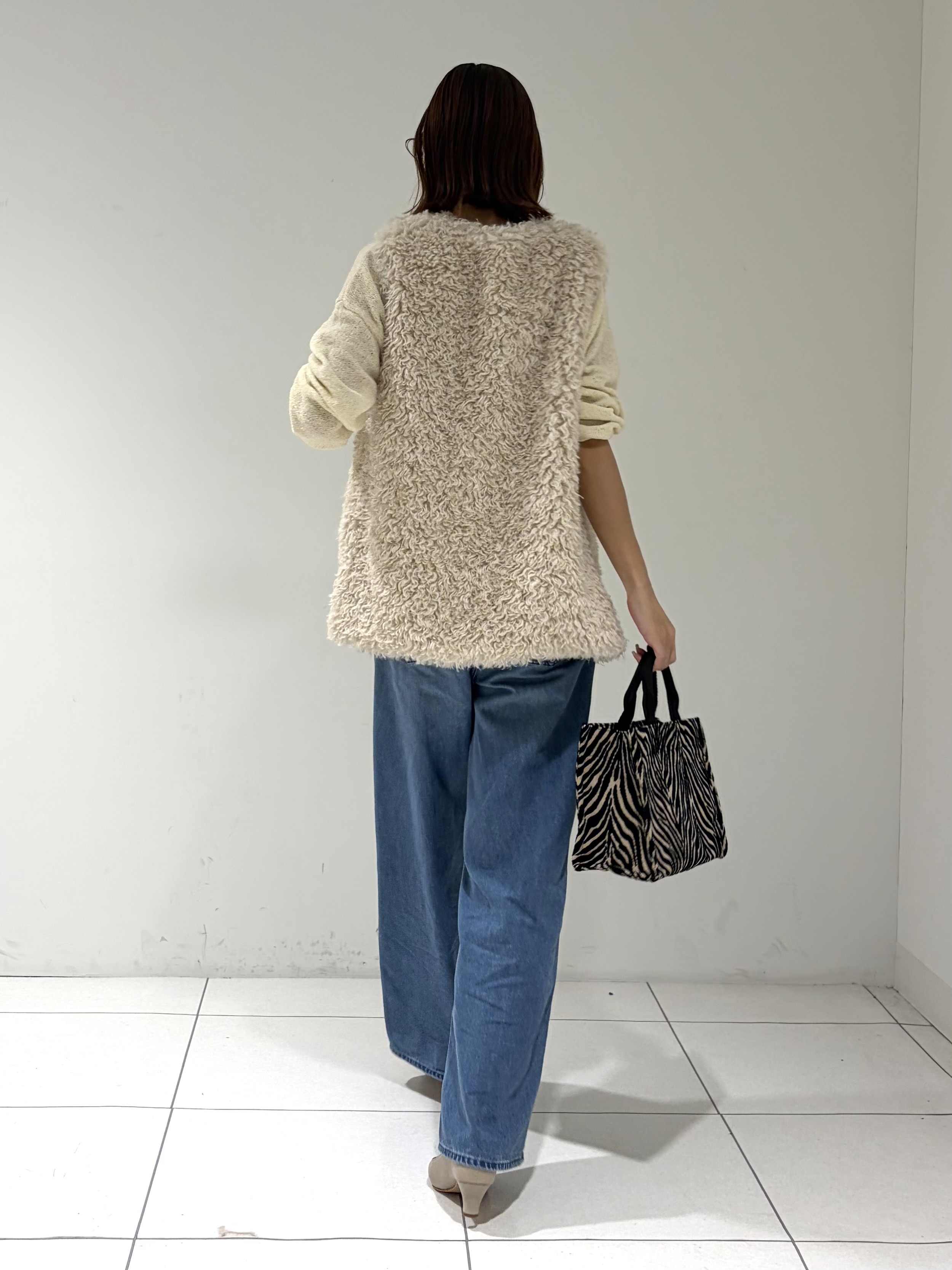 shioriさんの「INDIVI｜【羽織るだけでお洒落】カールエコファー ジレ」を使ったコーディネート