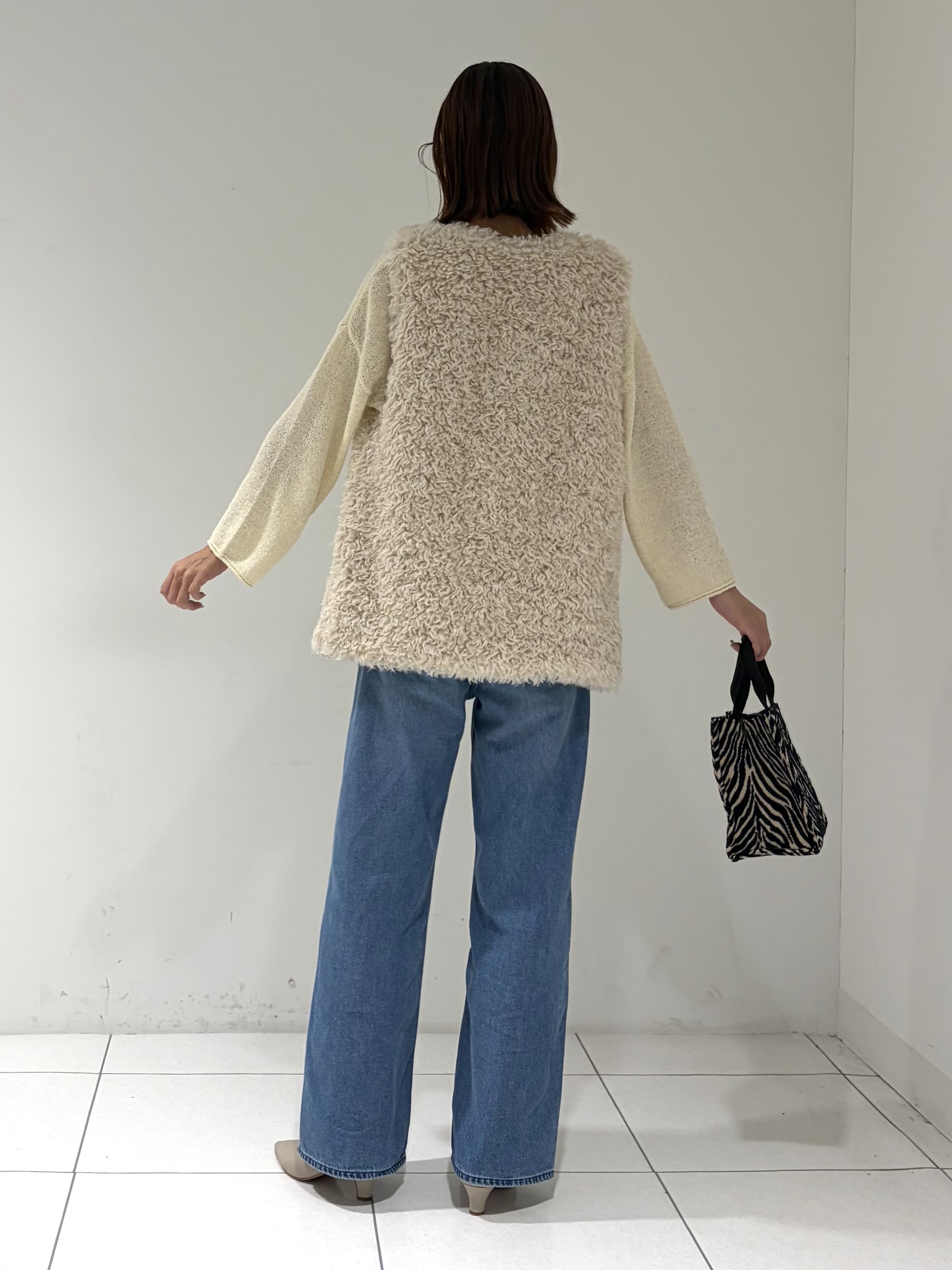 shioriさんの「INDIVI｜【羽織るだけでお洒落】カールエコファー ジレ」を使ったコーディネート