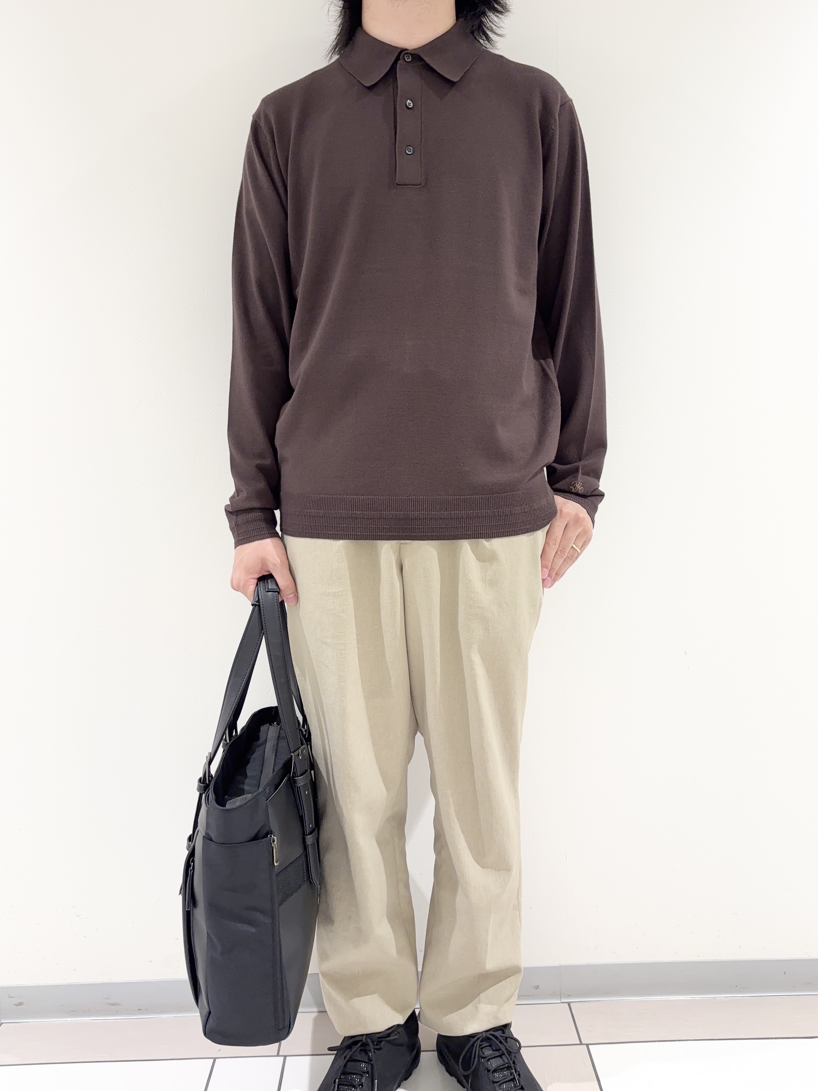 及川さんの「TAKEO KIKUCHI｜レーヨン ニット ポロシャツ」を使ったコーディネート