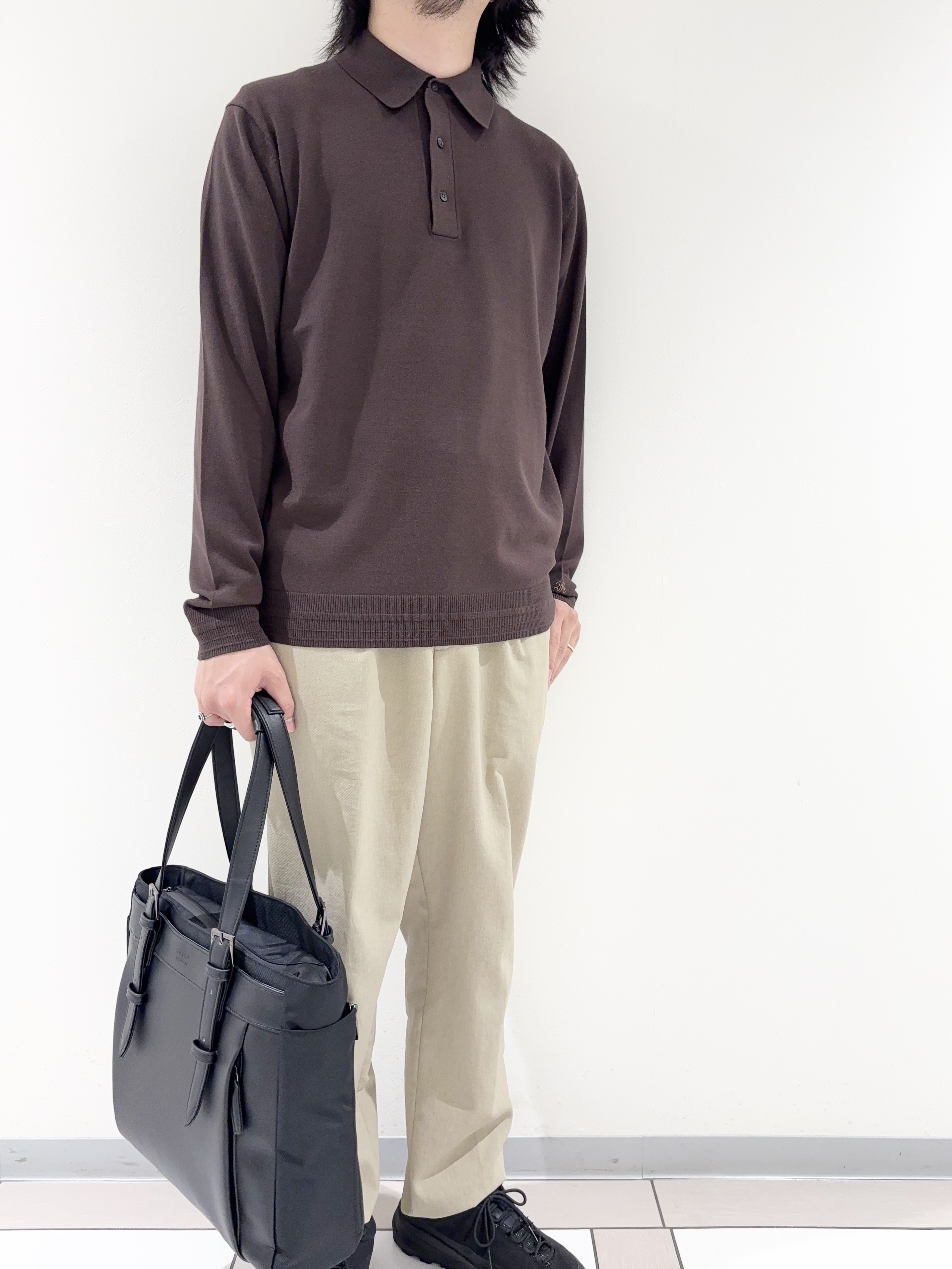 及川さんの「TAKEO KIKUCHI｜レーヨン ニット ポロシャツ」を使ったコーディネート