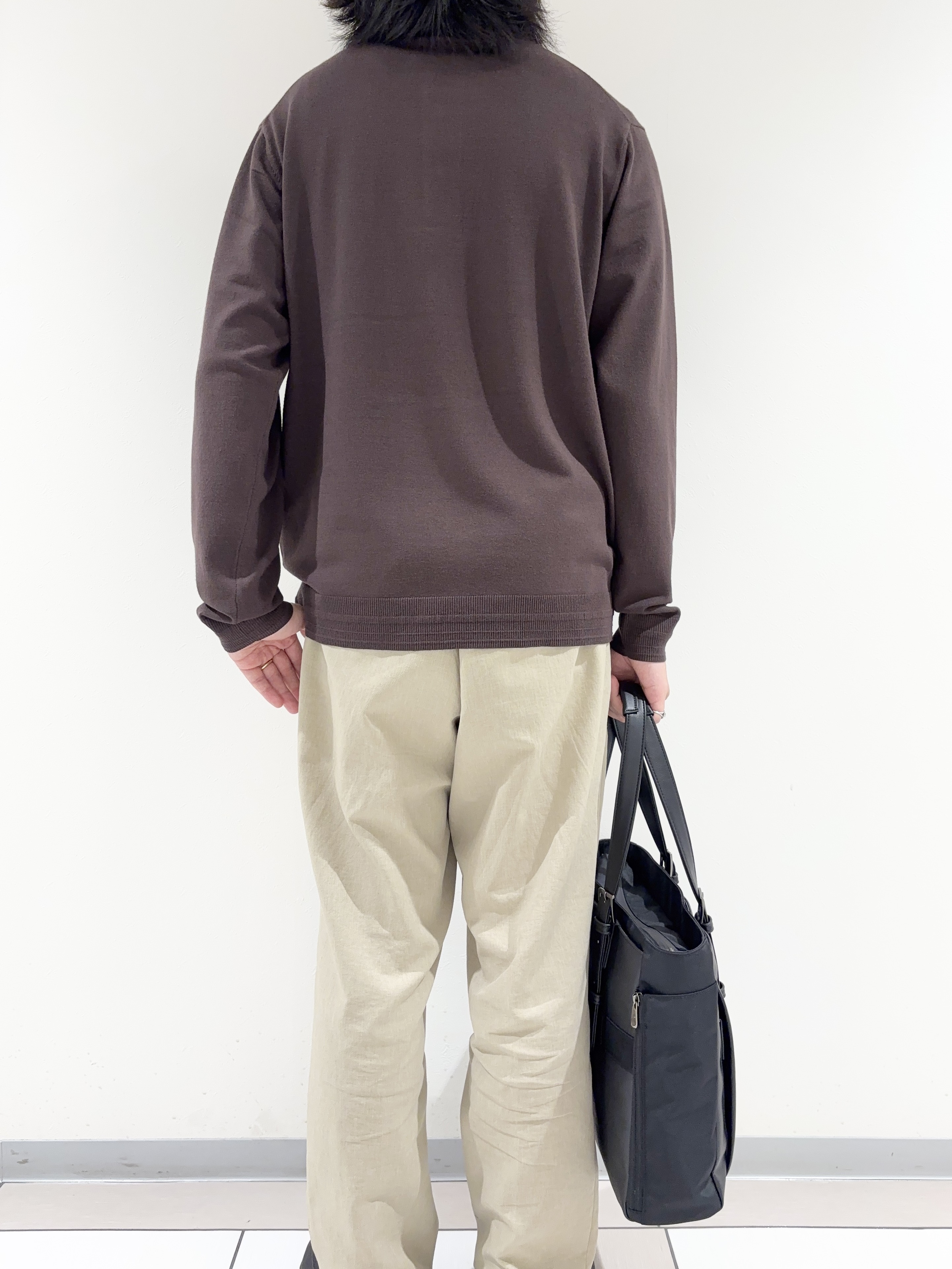 及川さんの「TAKEO KIKUCHI｜レーヨン ニット ポロシャツ」を使ったコーディネート