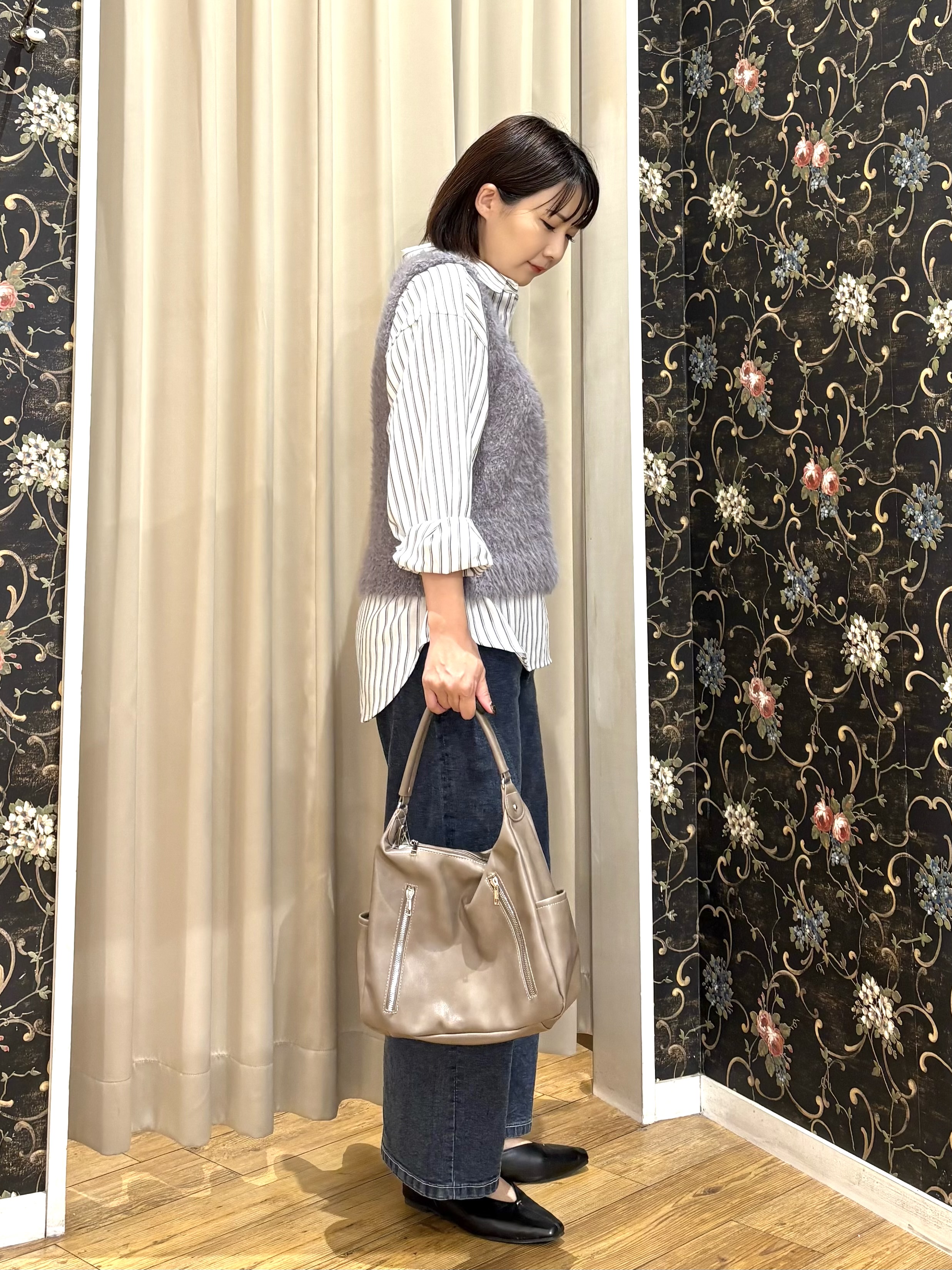 ネリさんの「SHOO･LA･RUE｜【洗濯機可】重ねるだけで華やかに。ポンポンシャギーベスト」を使ったコーディネート
