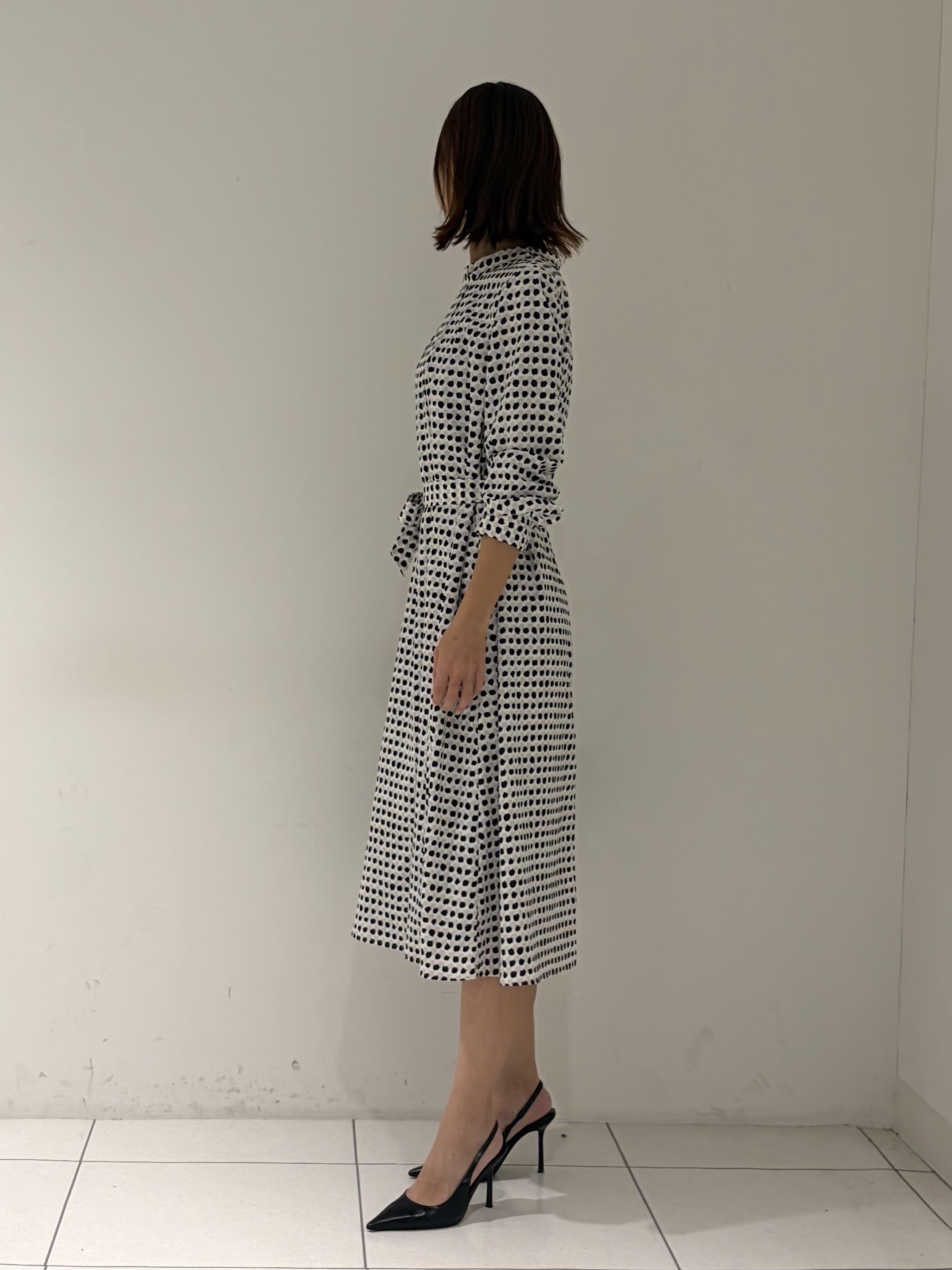 shioriさんの「INDIVI｜【美シルエット／ベルト付】幾何学ドット柄プリントワンピース」を使ったコーディネート