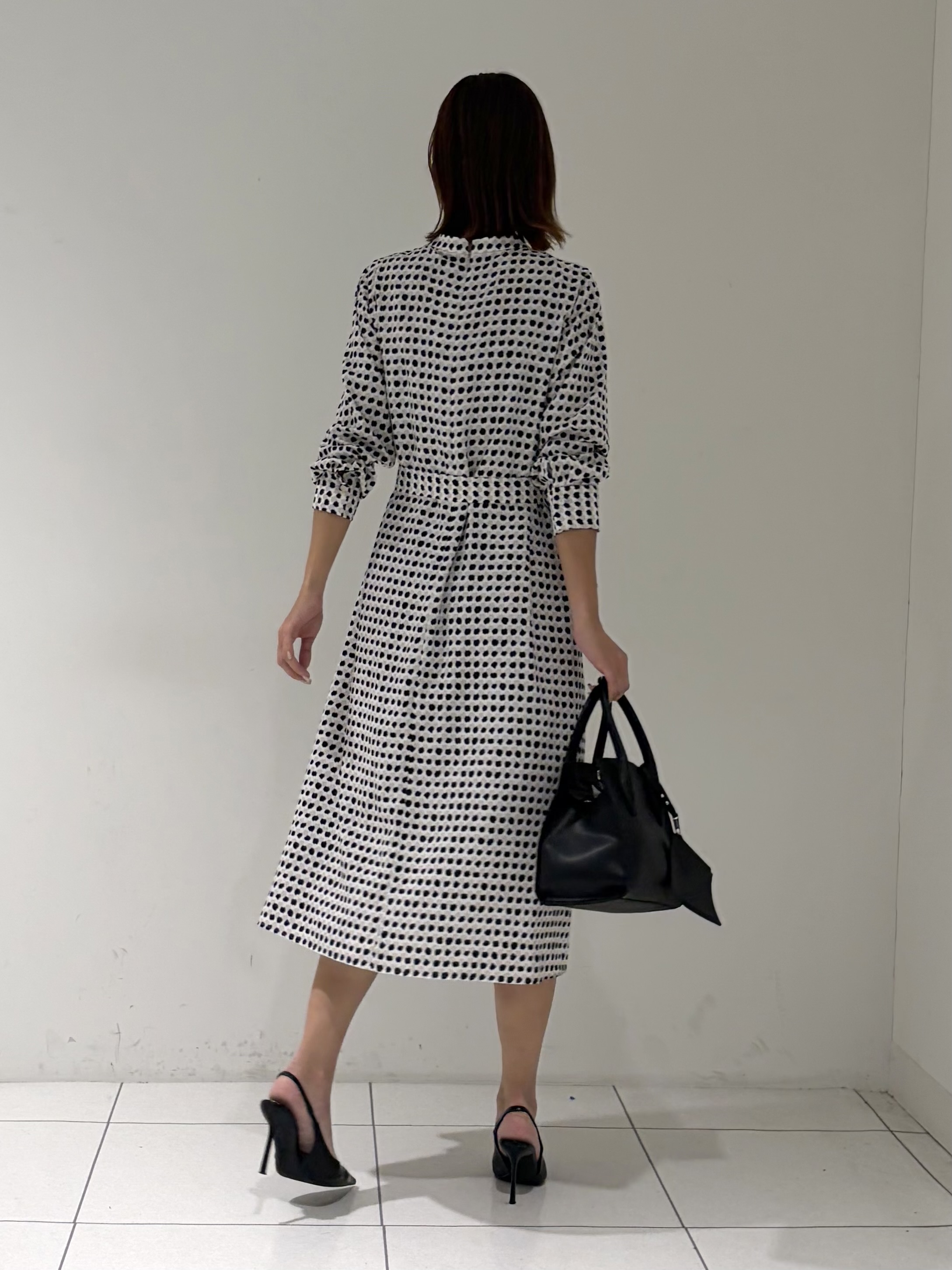 shioriさんの「INDIVI｜【美シルエット／ベルト付】幾何学ドット柄プリントワンピース」を使ったコーディネート