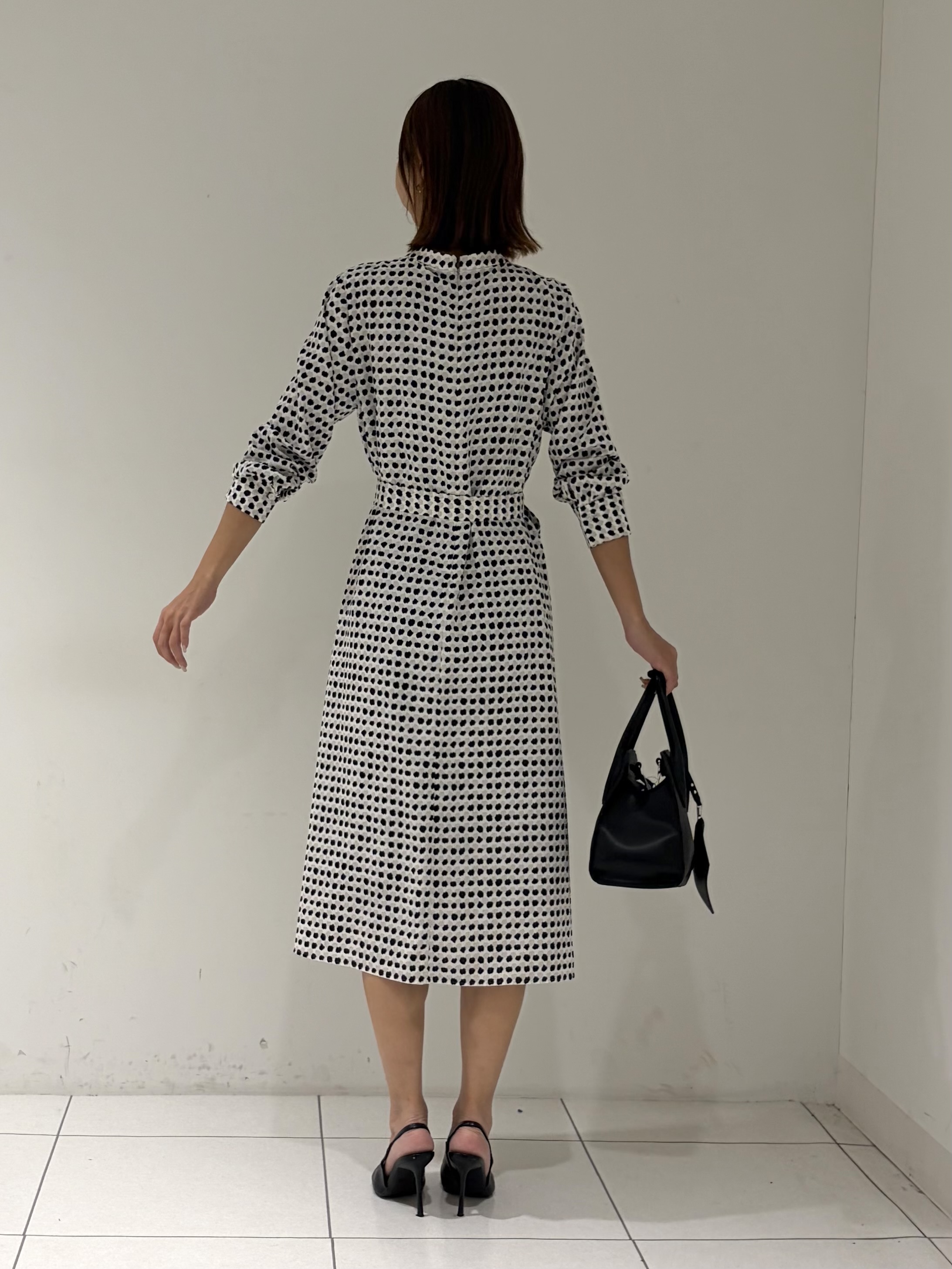 shioriさんの「INDIVI｜【美シルエット／ベルト付】幾何学ドット柄プリントワンピース」を使ったコーディネート