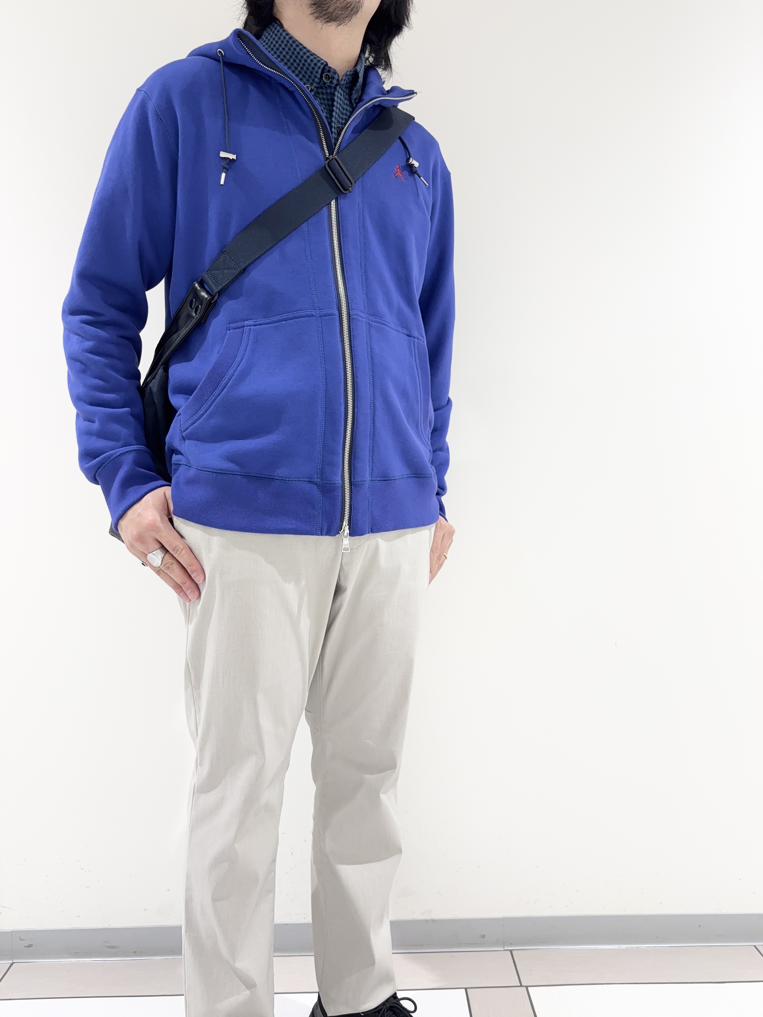 及川さんの「TAKEO KIKUCHI｜【BOWLER HAT LABEL】ジップアップ スウェットパーカー」を使ったコーディネート