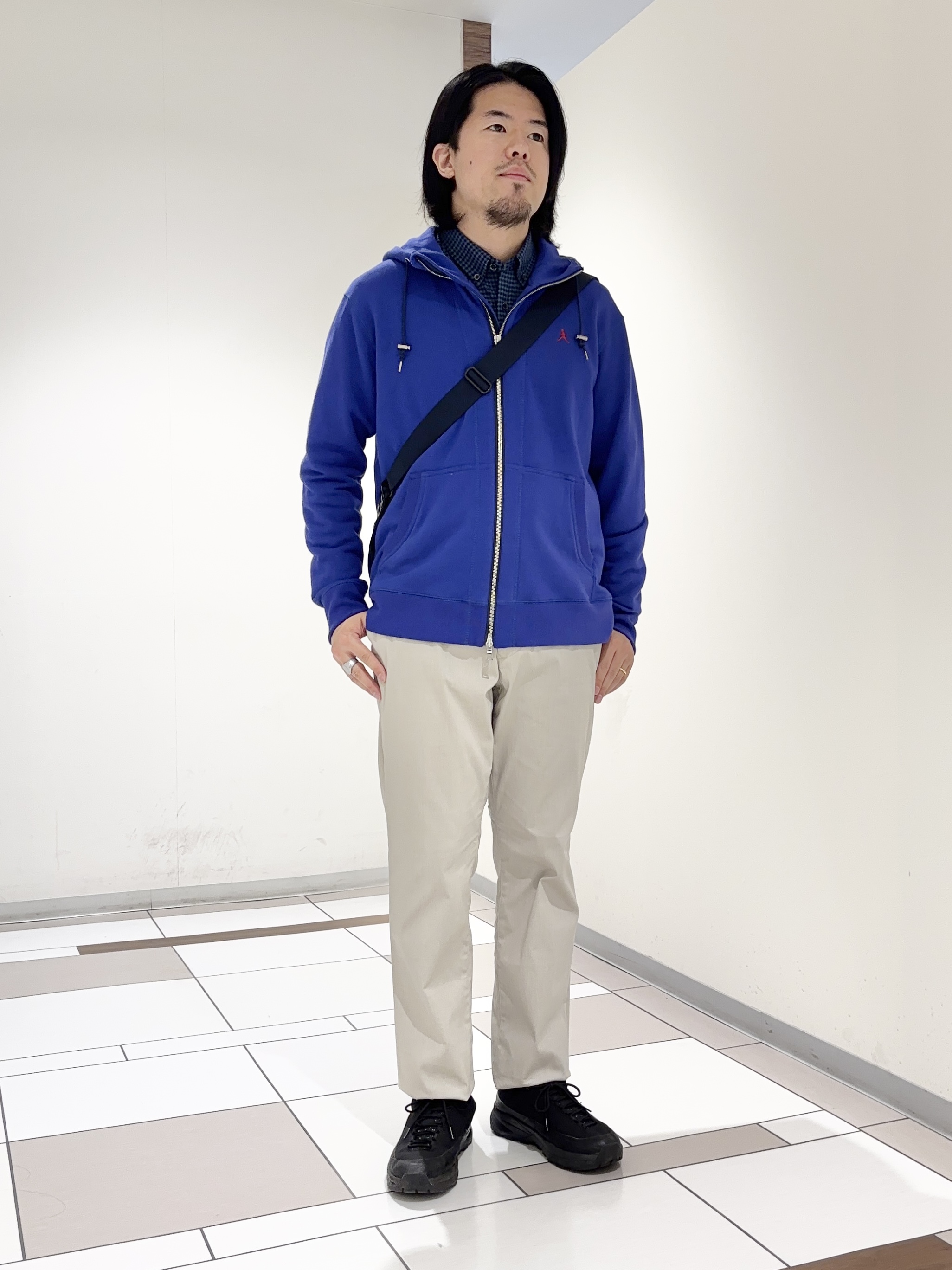 及川さんの「TAKEO KIKUCHI｜【BOWLER HAT LABEL】ジップアップ スウェットパーカー」を使ったコーディネート