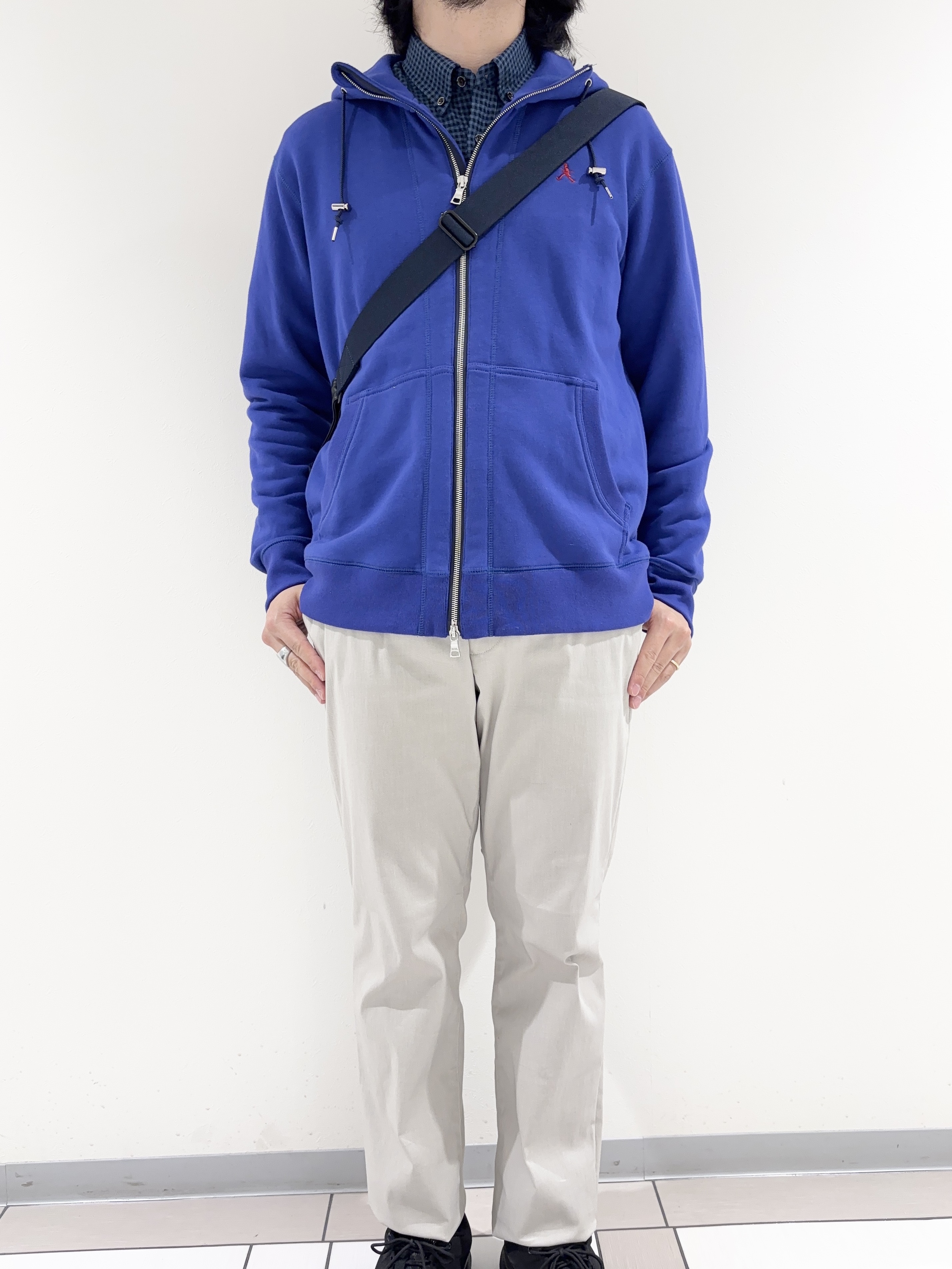 及川さんの「TAKEO KIKUCHI｜【BOWLER HAT LABEL】ジップアップ スウェットパーカー」を使ったコーディネート