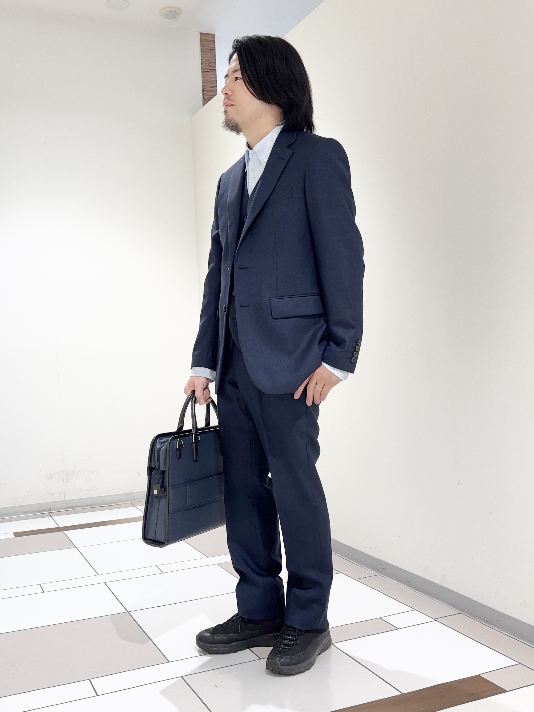 及川さんの「TAKEO KIKUCHI｜【Three by Three】シャイニーシャークピンヘッド スーツ/3ピース対応可」を使ったコーディネート