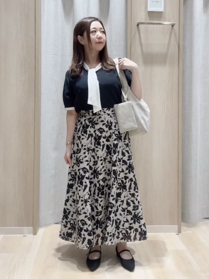 たけちゃんさんの「grove｜【洗濯機OK/シワになりにくい】1枚で華やぐ配色ボウタイブラウス」を使ったコーディネート