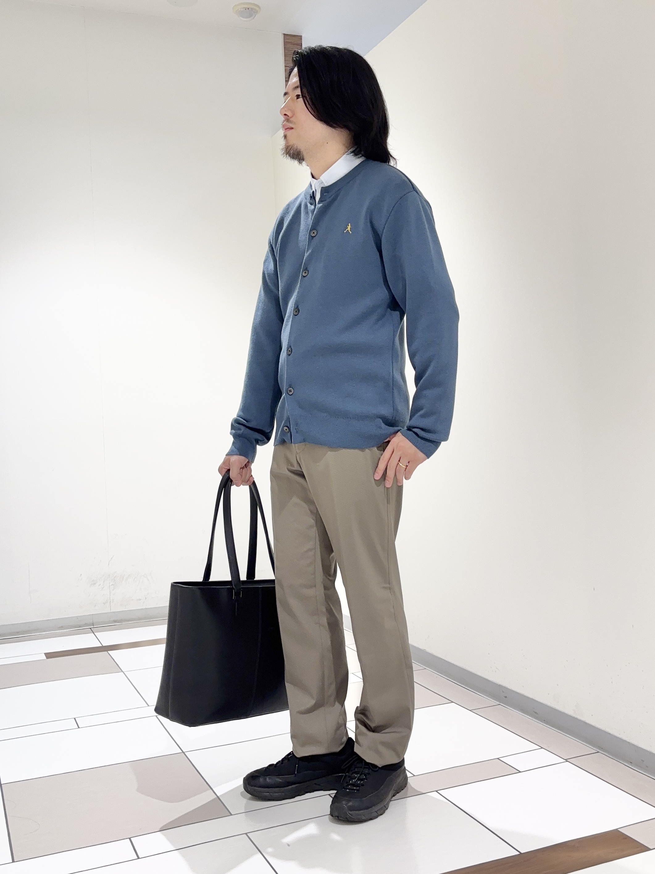 及川さんの「TAKEO KIKUCHI｜【BOWLER HAT LABEL】日本製クルーネックカーディガン」を使ったコーディネート