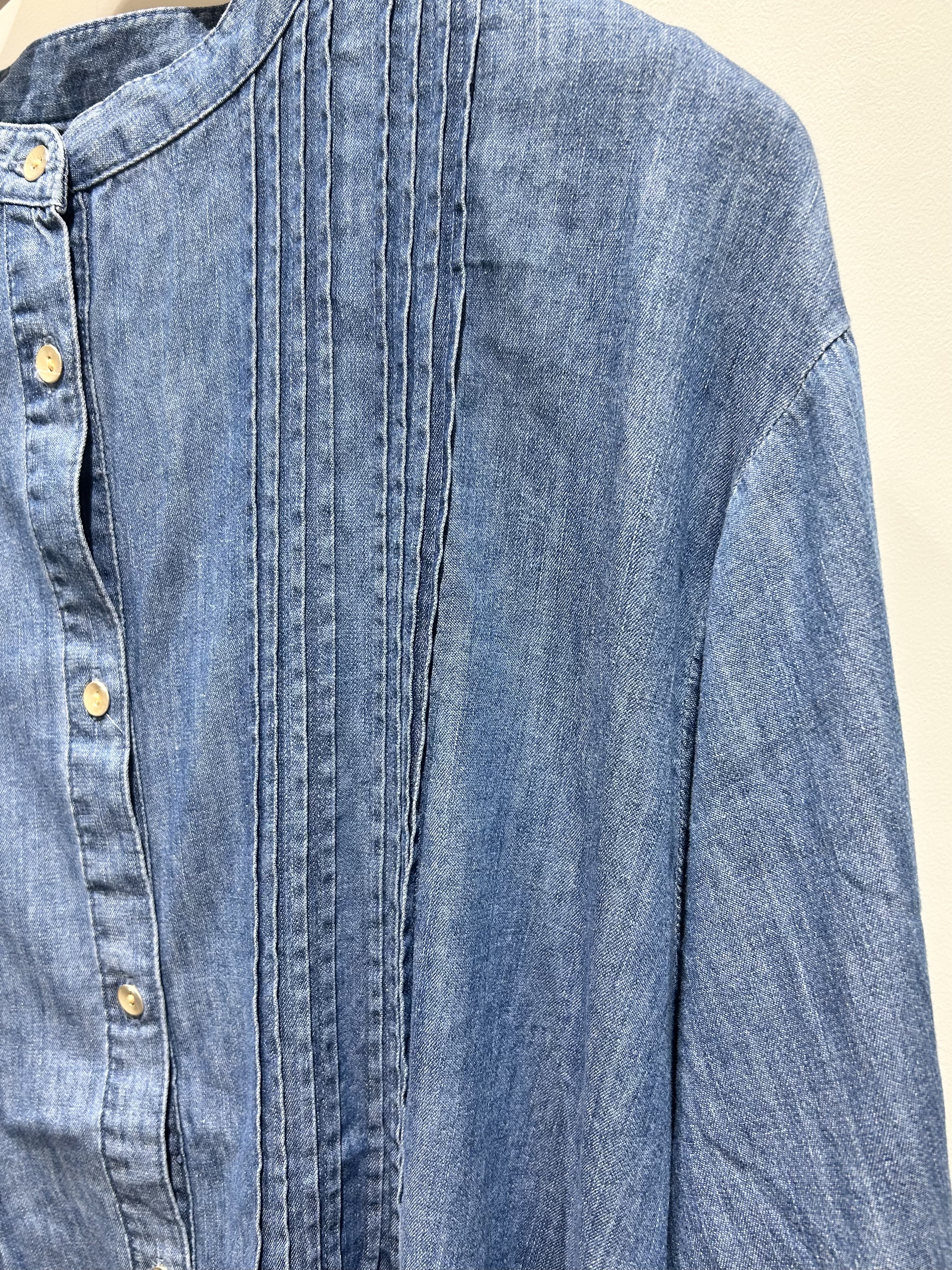 shihoさんの「grove｜軽やかなデニムで、女性らしく　ピンタックデニムダンガリーブラウス」を使ったコーディネート