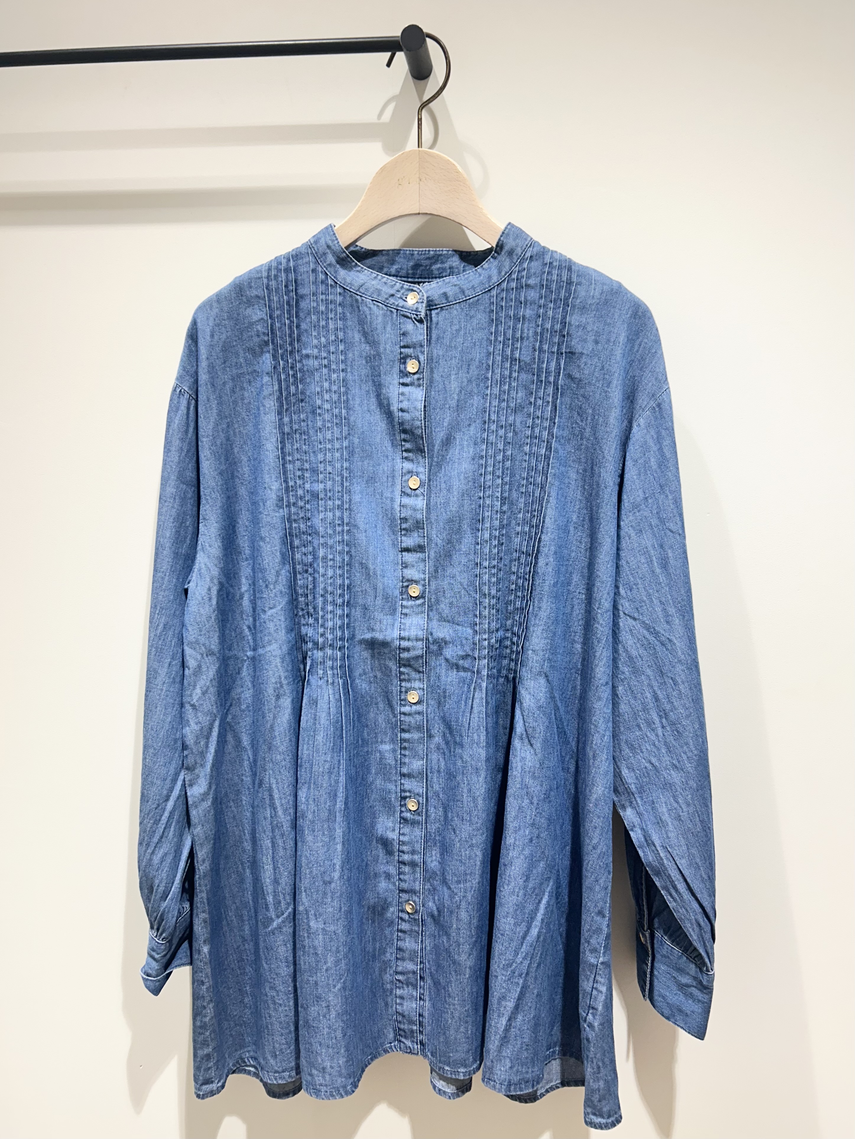 shihoさんの「grove｜軽やかなデニムで、女性らしく　ピンタックデニムダンガリーブラウス」を使ったコーディネート
