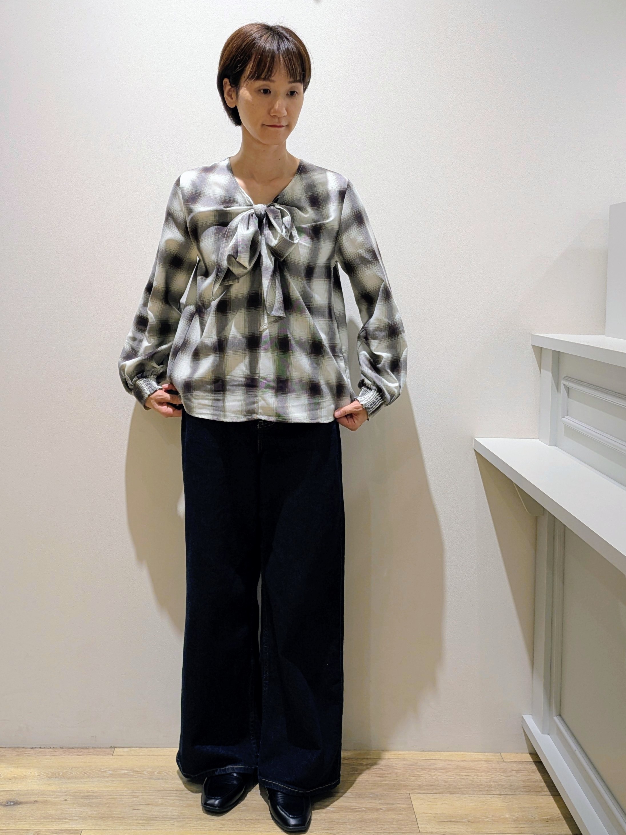 miuraさんの「index｜【チェック／無地】ボウタイブラウス《洗濯機OK／イージーアイロン》」を使ったコーディネート