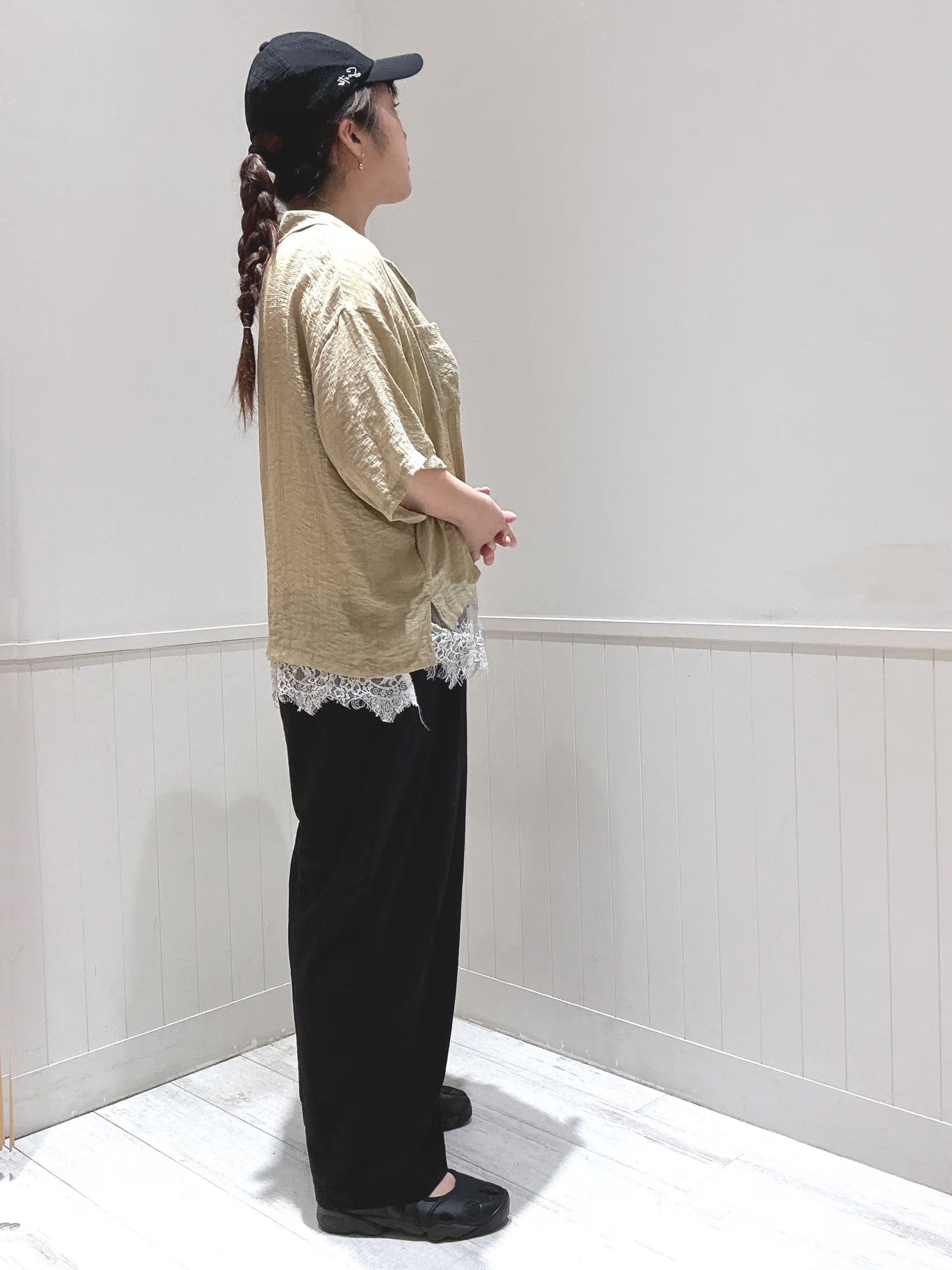 まっつんさんの「SHOO･LA･RUE｜【S-LL/5分袖/洗濯機可】抜け感たっぷり 程よい透け感のポケット付きシャツ」を使ったコーディネート