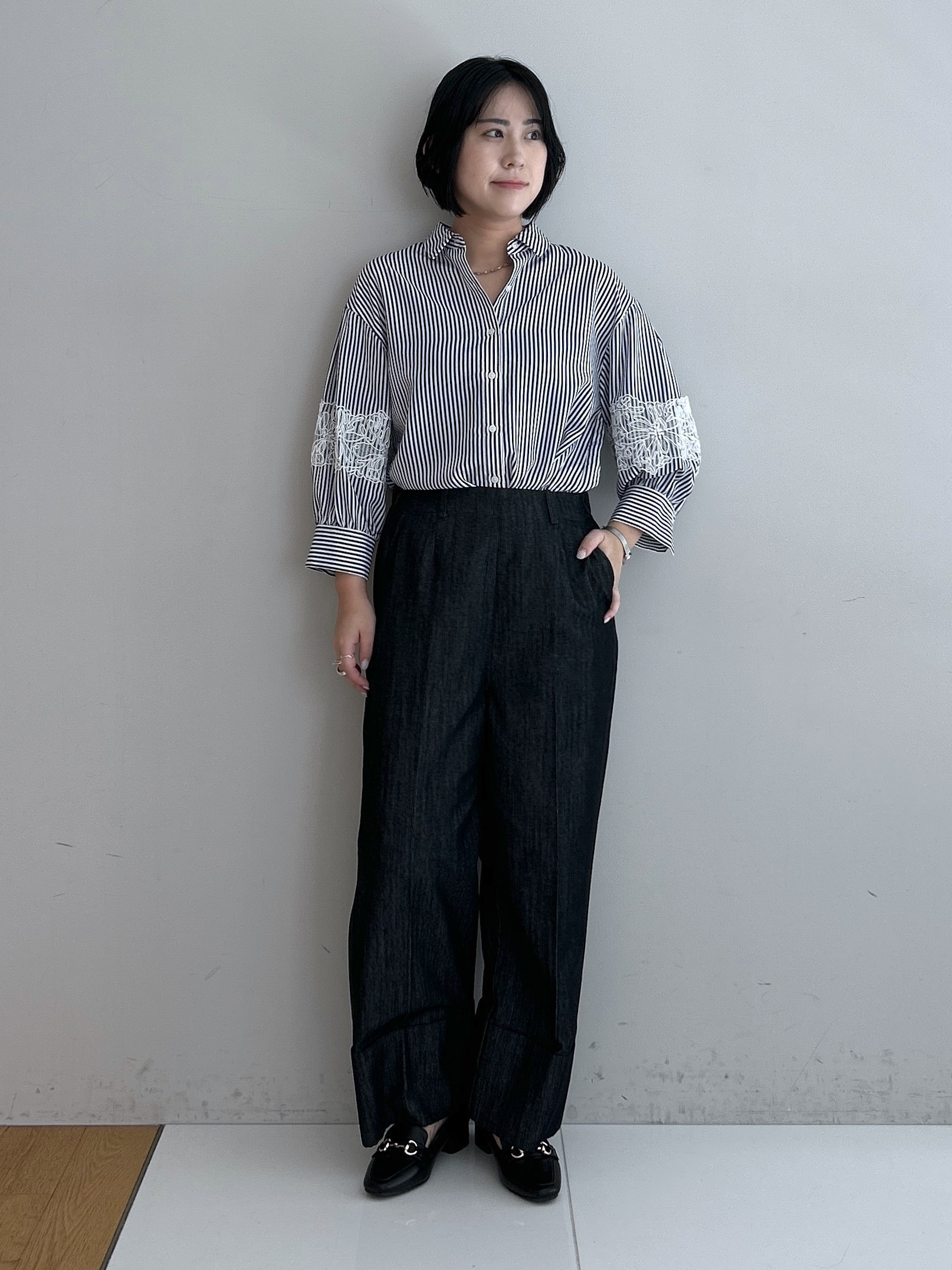 Hirokaさんの「grove｜さりげなく華やぐ レースボリュームスリーブシャツ」を使ったコーディネート
