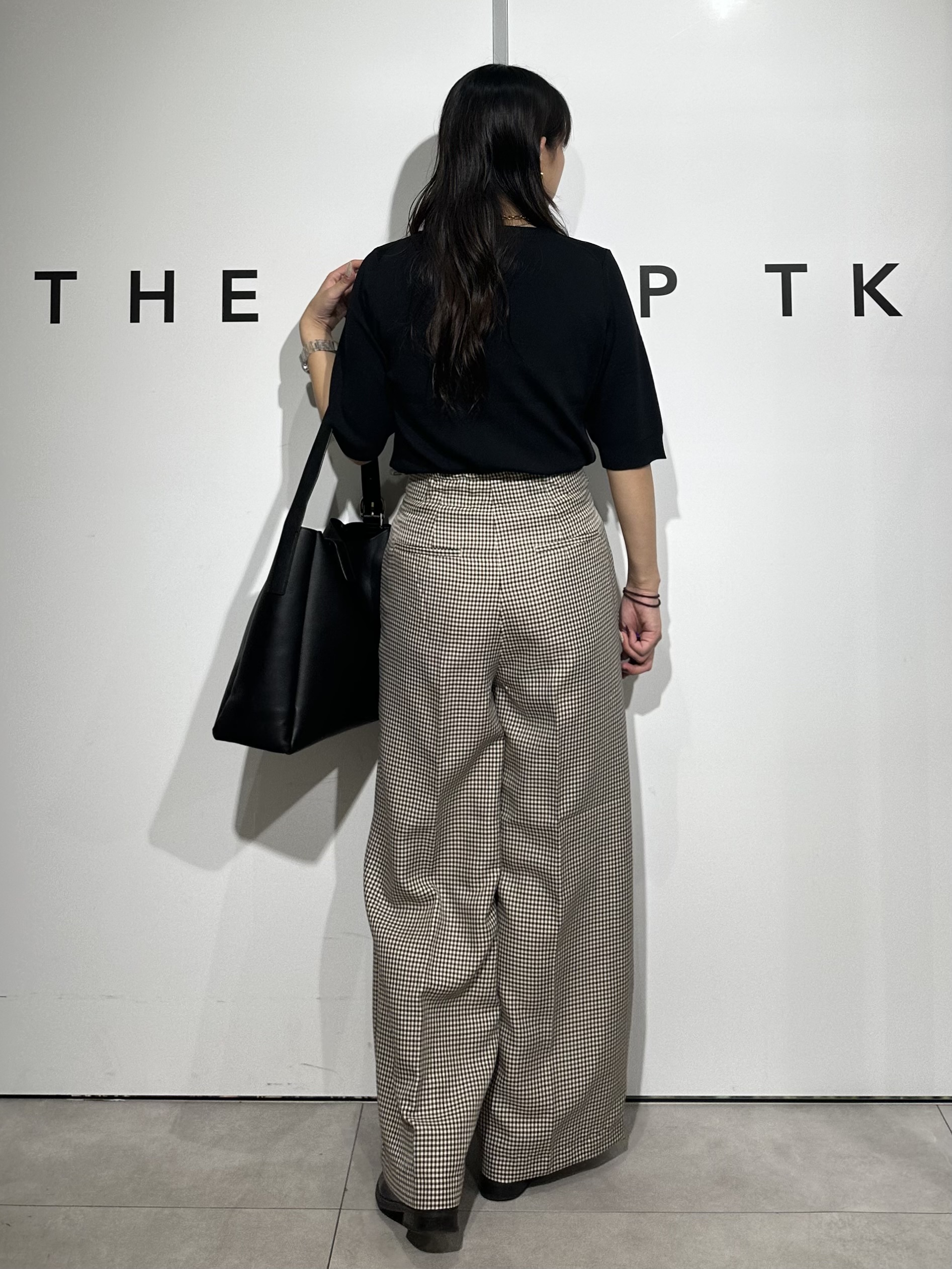 cottonさんの「THE SHOP TK｜【秋始めにちょうどいい/毛玉防止】すっきりVネック秋色6分袖ニット」を使ったコーディネート