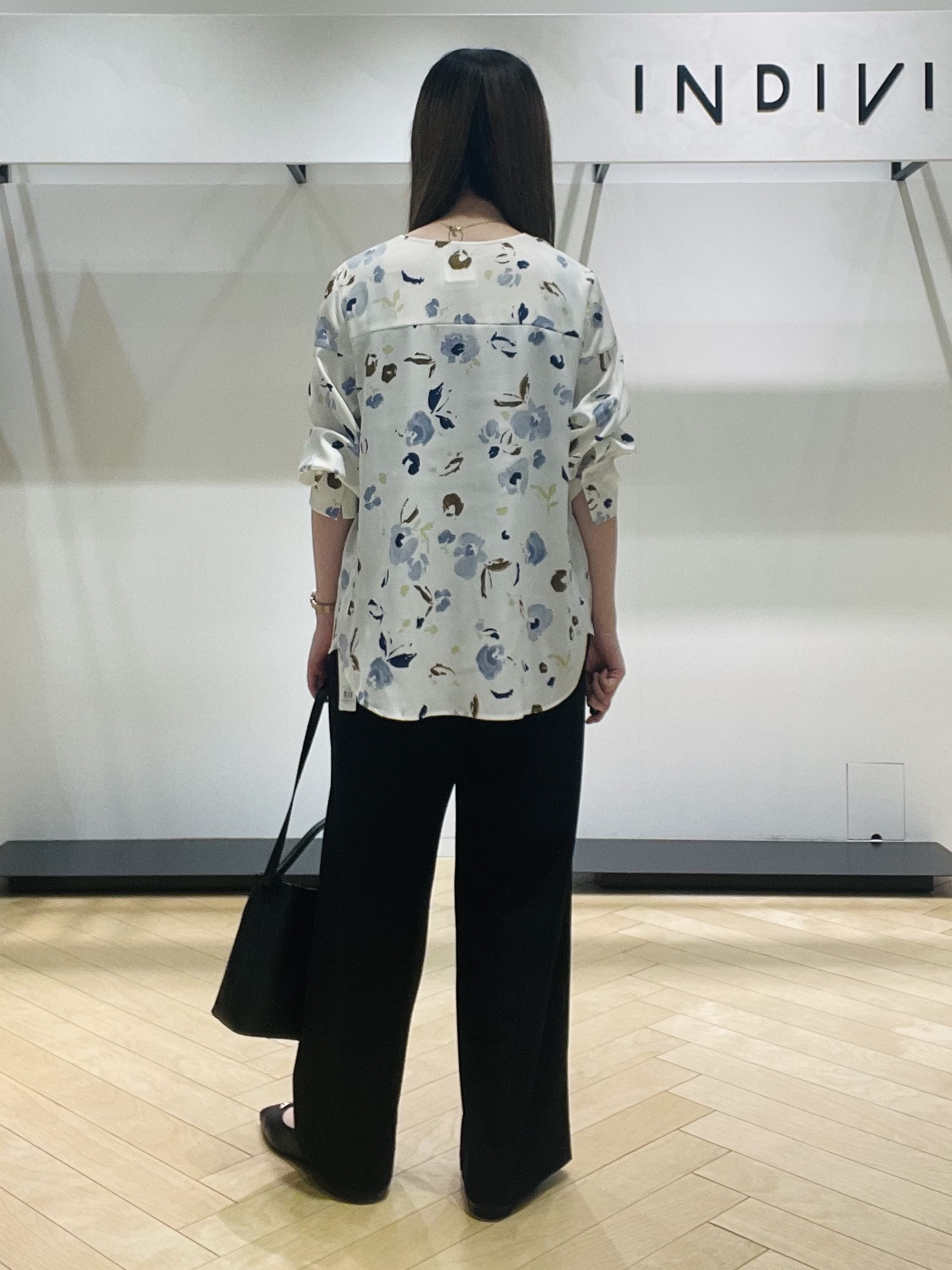mさんの「INDIVI｜【映える1枚】花柄プリントブラウス」を使ったコーディネート