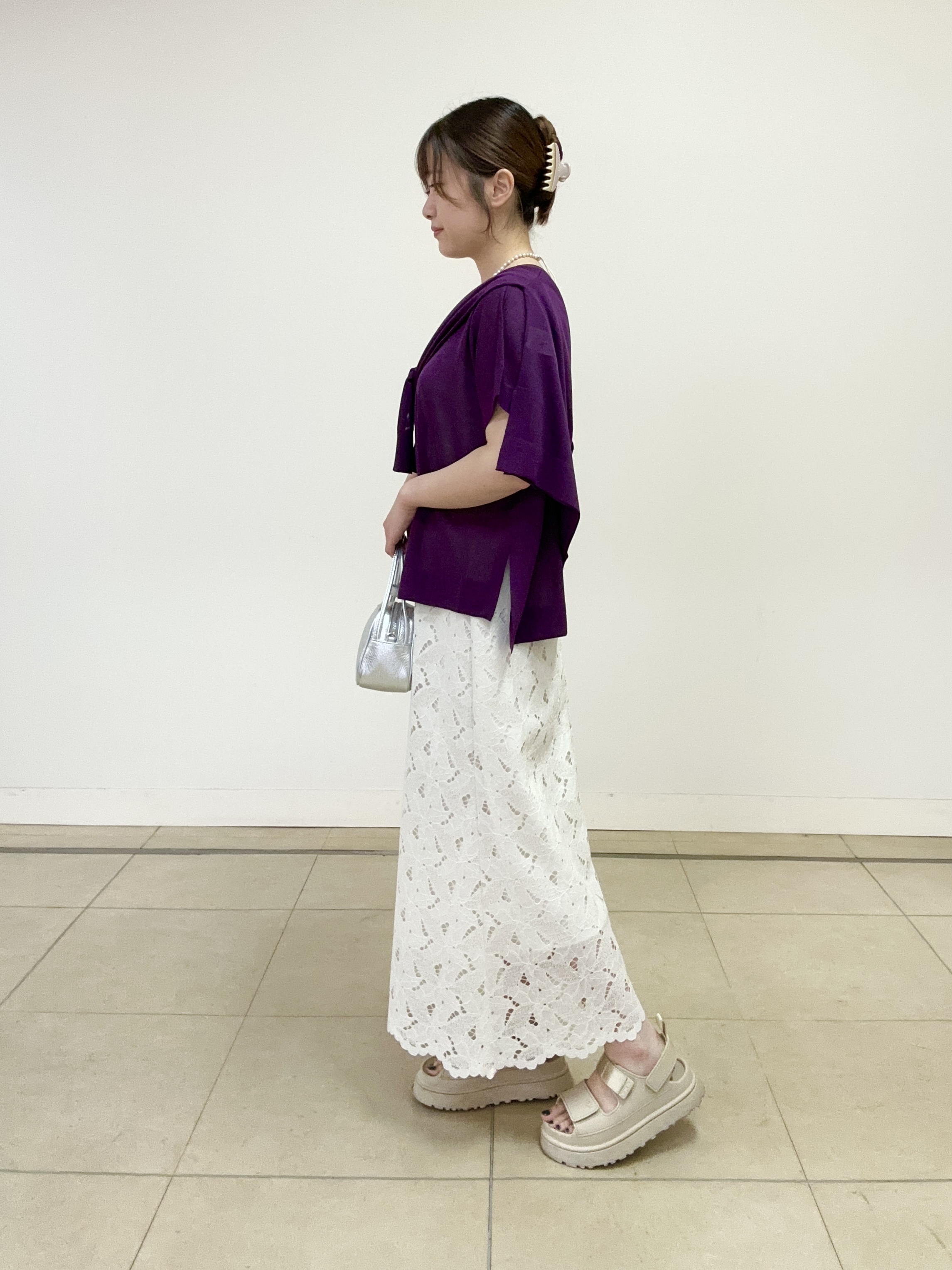 大竹杏佳さんの「UNTITLED｜【アンサンブル可/品のある透け感】Tシャツ風ニットトップス」を使ったコーディネート