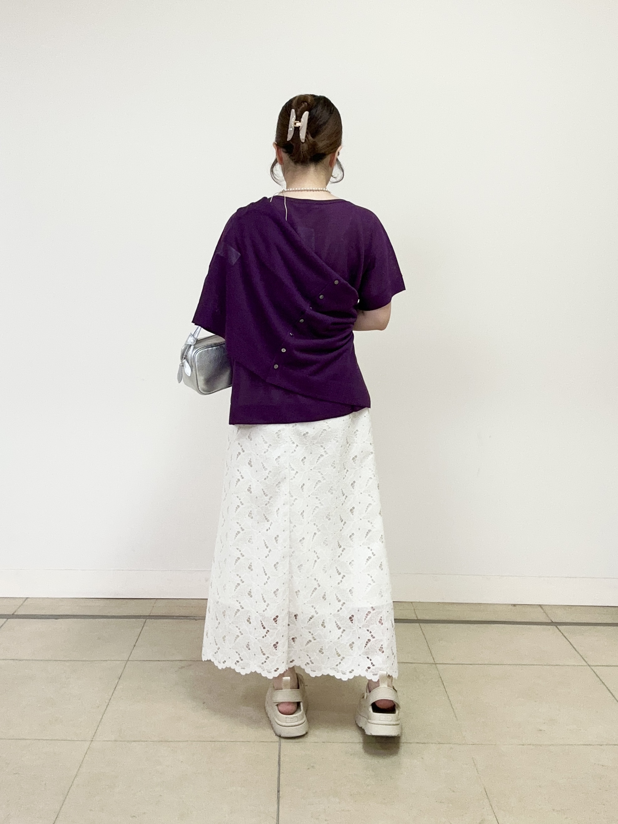 大竹杏佳さんの「UNTITLED｜【アンサンブル可/品のある透け感】Tシャツ風ニットトップス」を使ったコーディネート