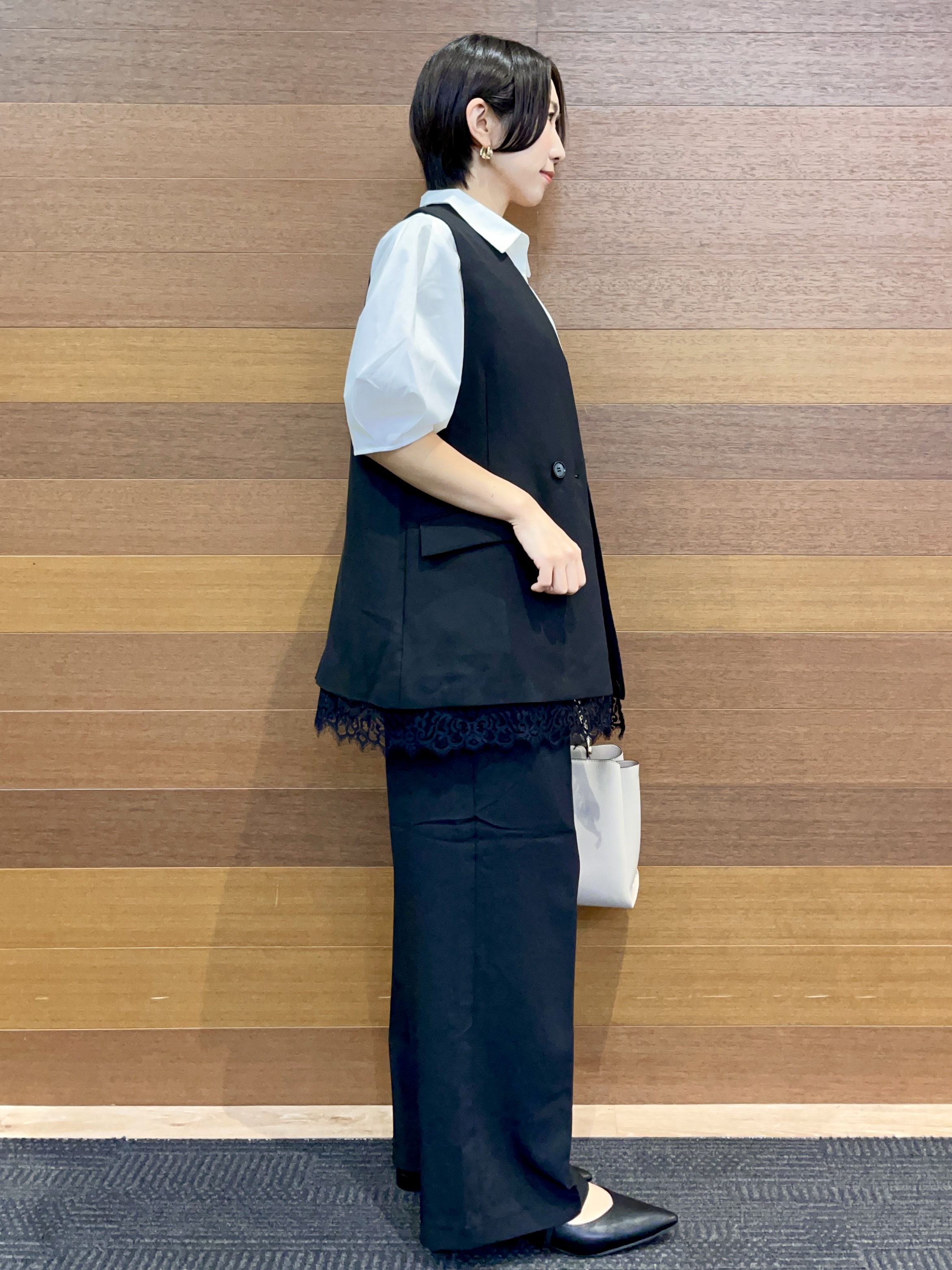 umiさんの「OPAQUE.CLIP｜裾レースVネックジレ【2WAY ／洗濯機OK】」を使ったコーディネート