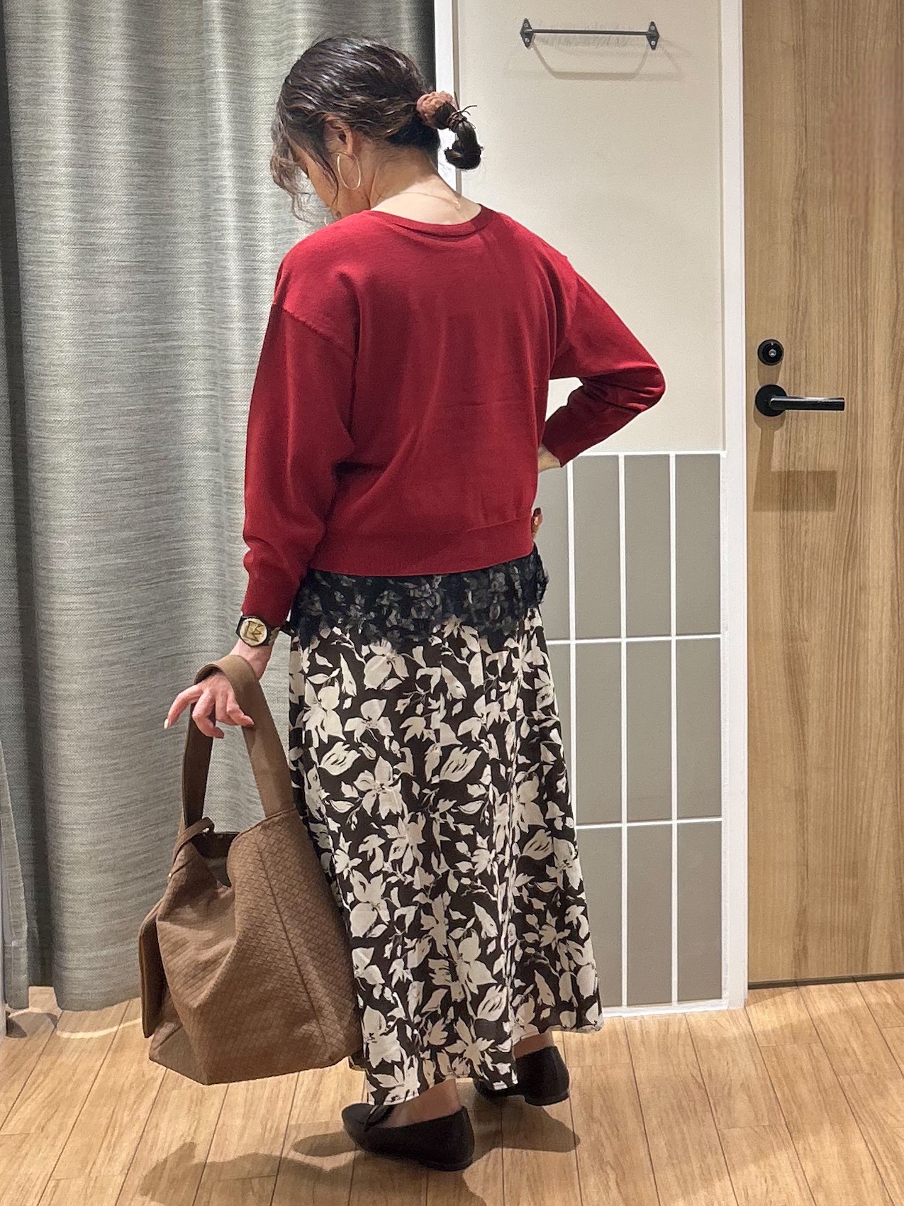 よっしーさんの「grove｜【前後2WAY】さりげなく、上品にきらめく ニットカーディガン」を使ったコーディネート