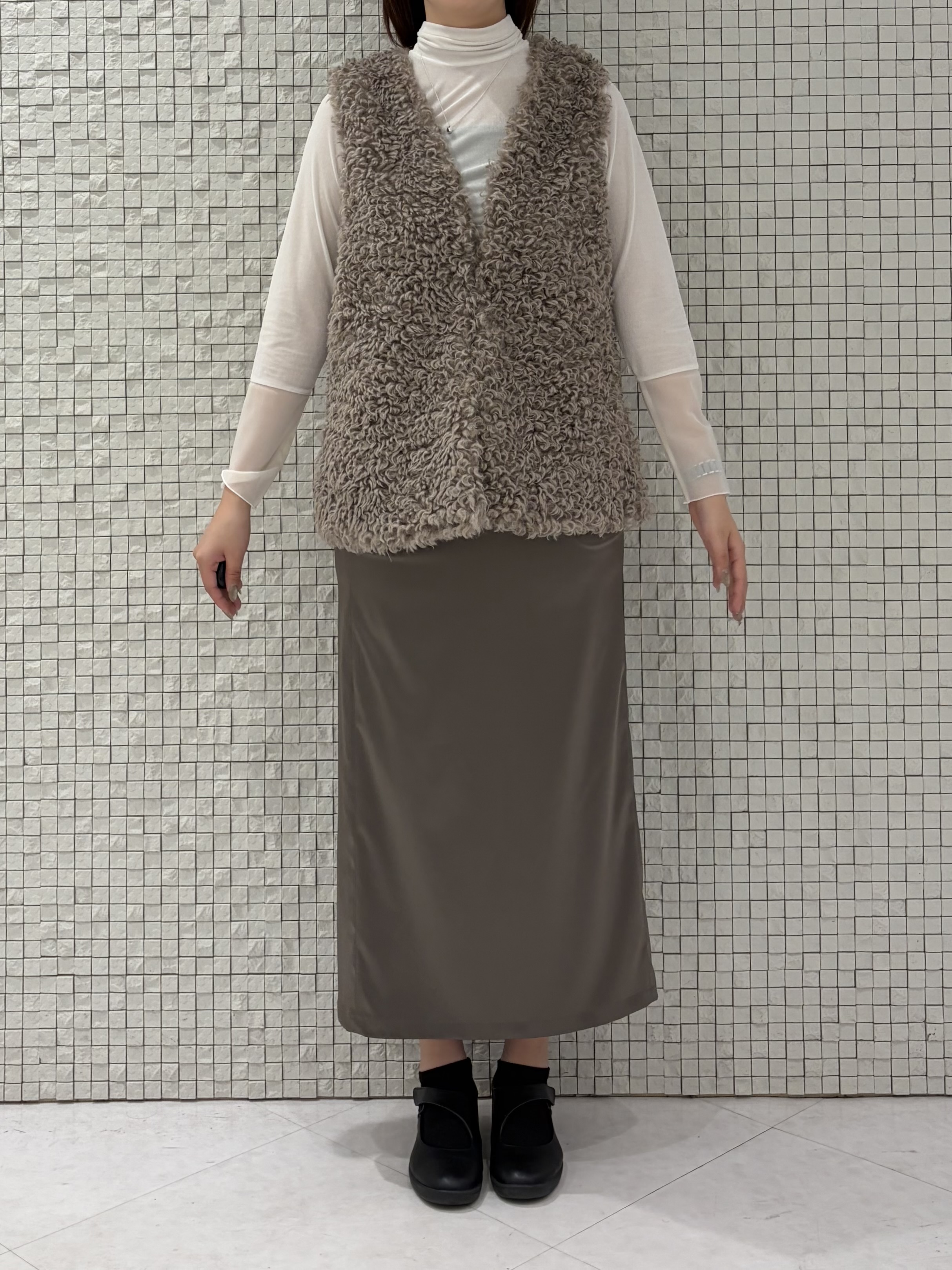 koharuさんの「INDIVI｜【羽織るだけでお洒落】カールエコファー ジレ」を使ったコーディネート