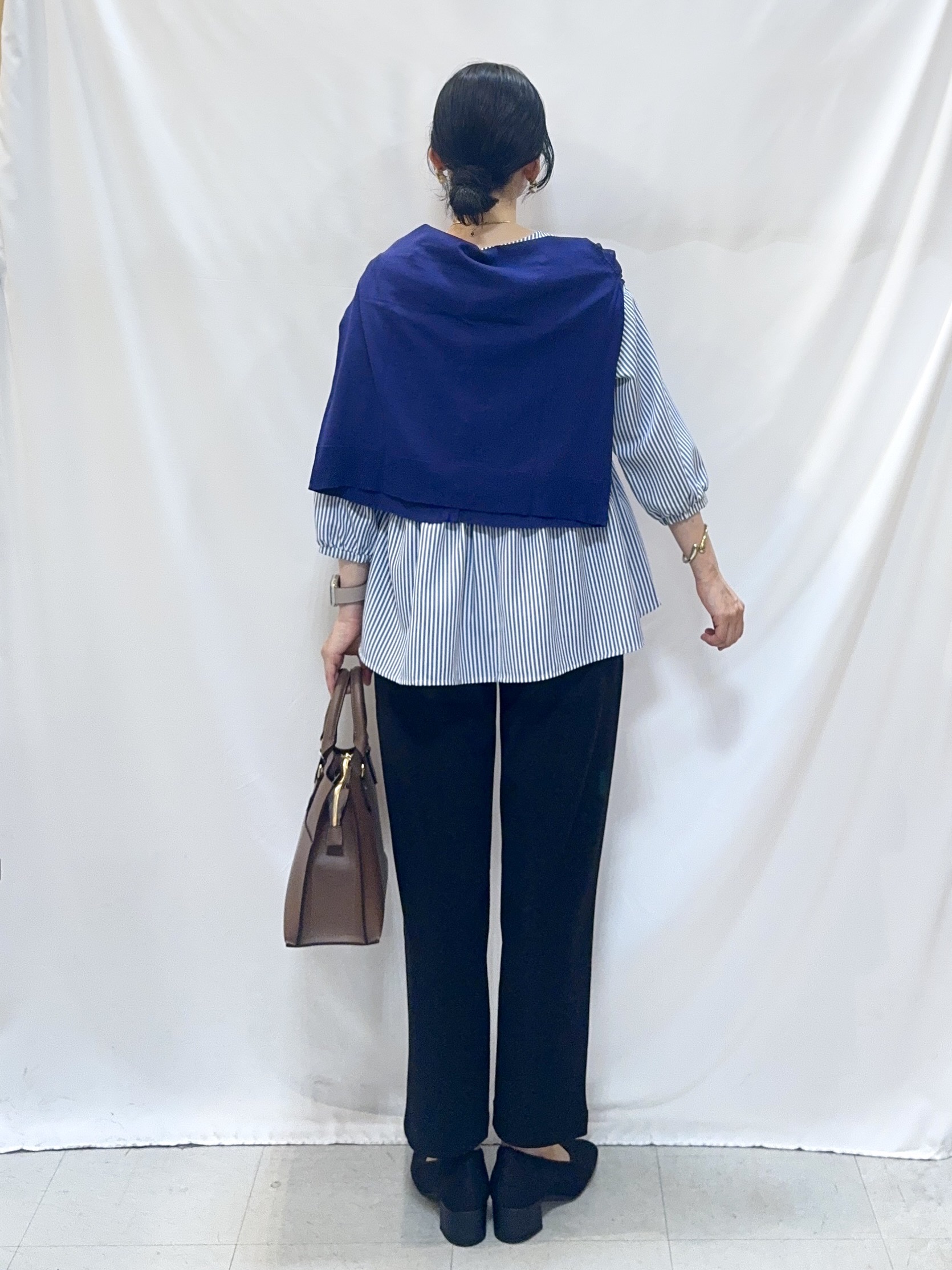 𝐇𝐢𝐫𝐨𝐦𝐢さんの「SHOO･LA･RUE｜【洗濯機可/S-LL】金ボタンが上品に。さらさらタッチカーディガン」を使ったコーディネート
