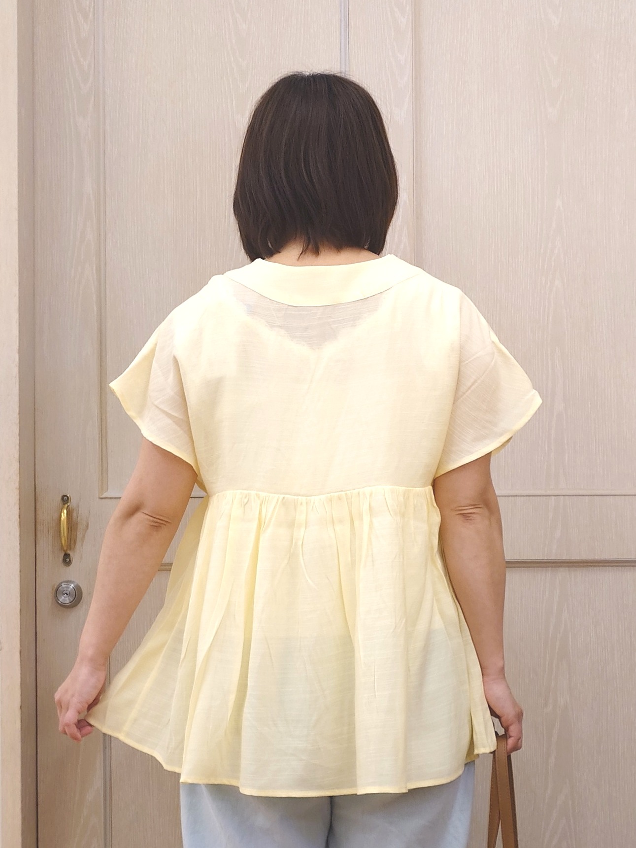 とろろさんの「SHOO･LA･RUE｜【S-LL/洗濯機可/UV/体型カバー】インせず着られる Vネックギャザーブラウス」を使ったコーディネート