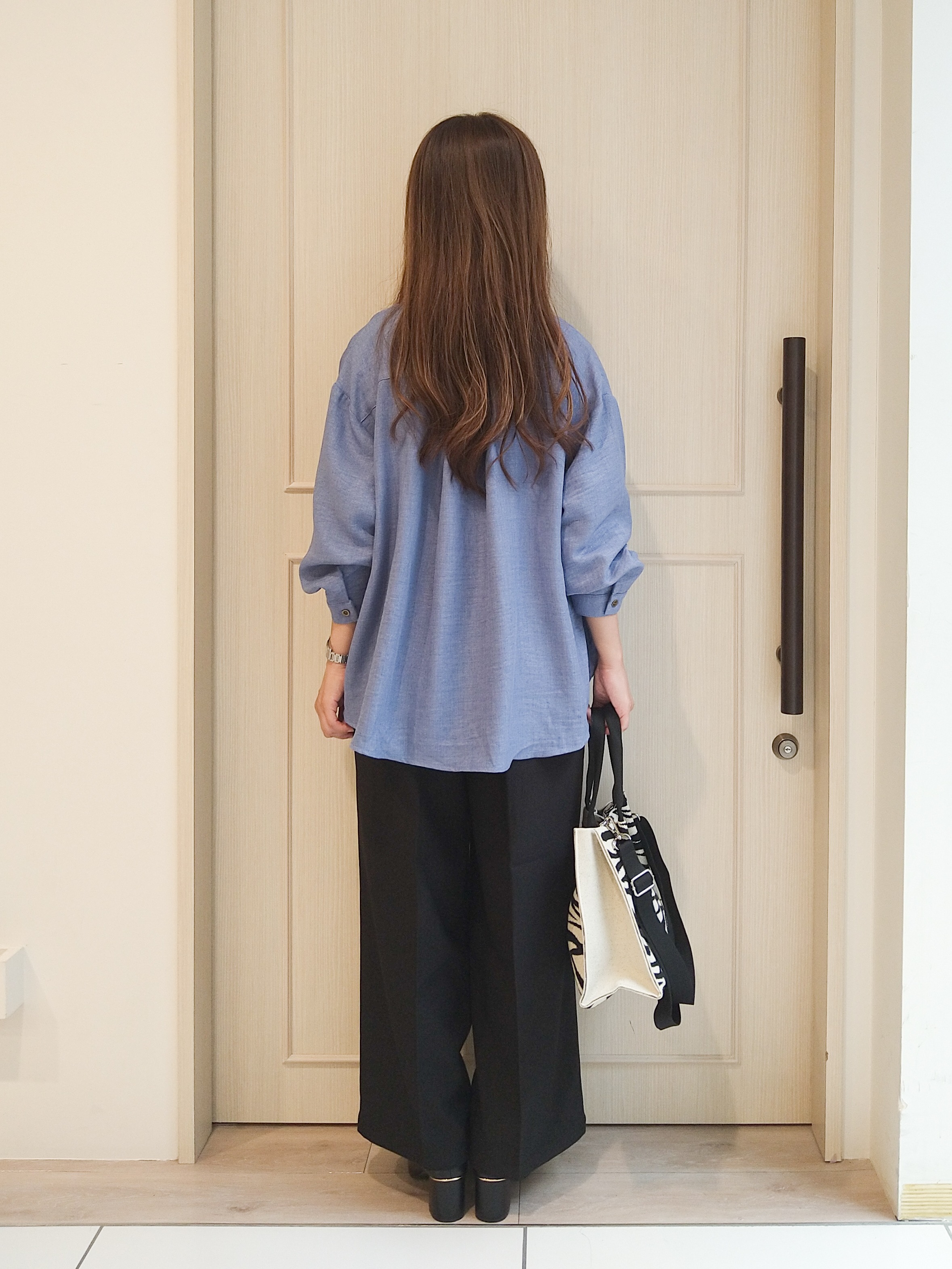 mi-saさんの「SHOO･LA･RUE｜【洗濯後しわになりにくい/インしてる風】1枚で着映える裾タックシャツ」を使ったコーディネート