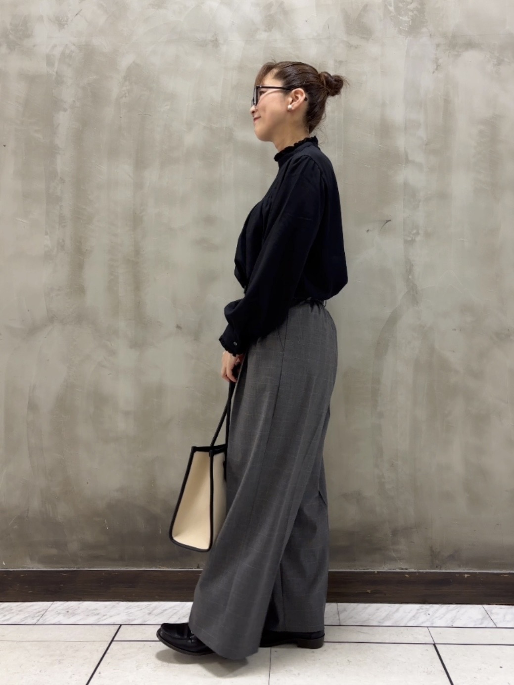 Yasucoさんの「Dessin｜【洗える/オンオフ使える】スタンドフリルピンタックブラウス」を使ったコーディネート