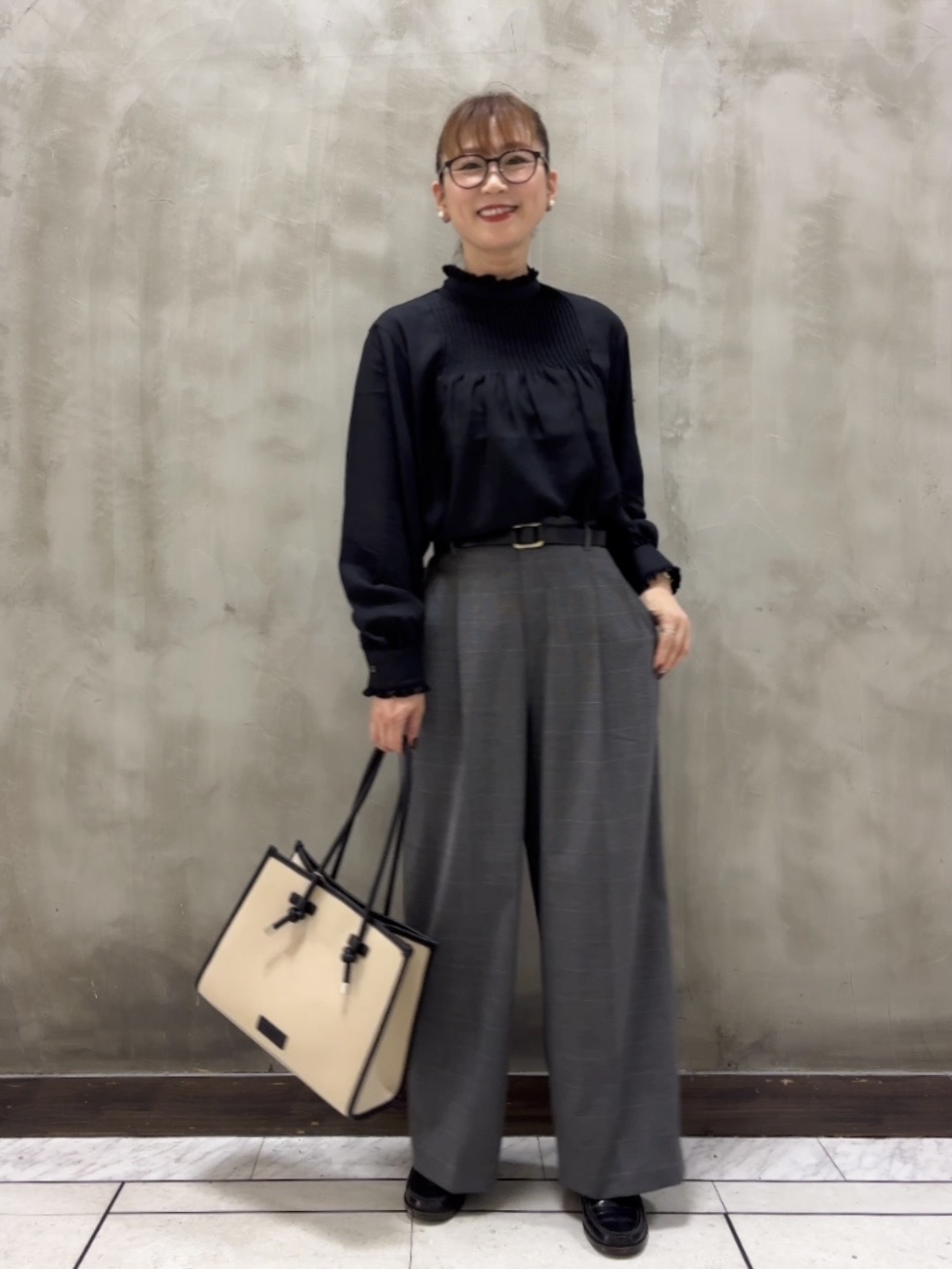 Yasucoさんの「Dessin｜【洗える/オンオフ使える】スタンドフリルピンタックブラウス」を使ったコーディネート