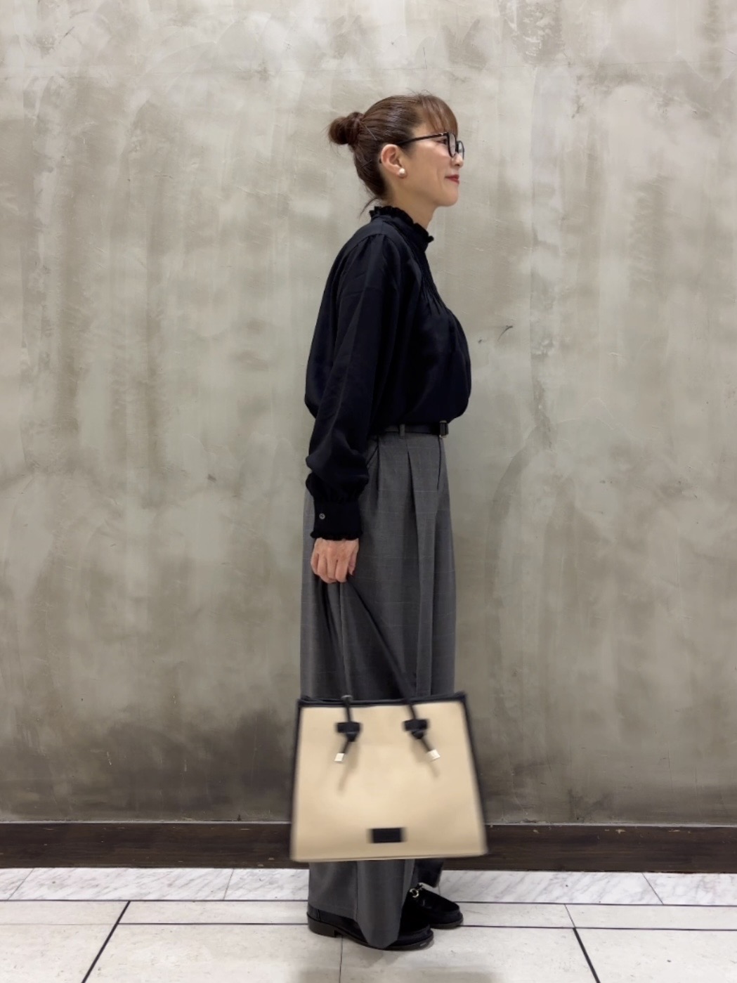 Yasucoさんの「Dessin｜【洗える/オンオフ使える】スタンドフリルピンタックブラウス」を使ったコーディネート