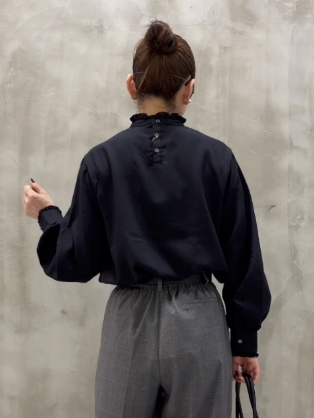 Yasucoさんの「Dessin｜【洗える/オンオフ使える】スタンドフリルピンタックブラウス」を使ったコーディネート
