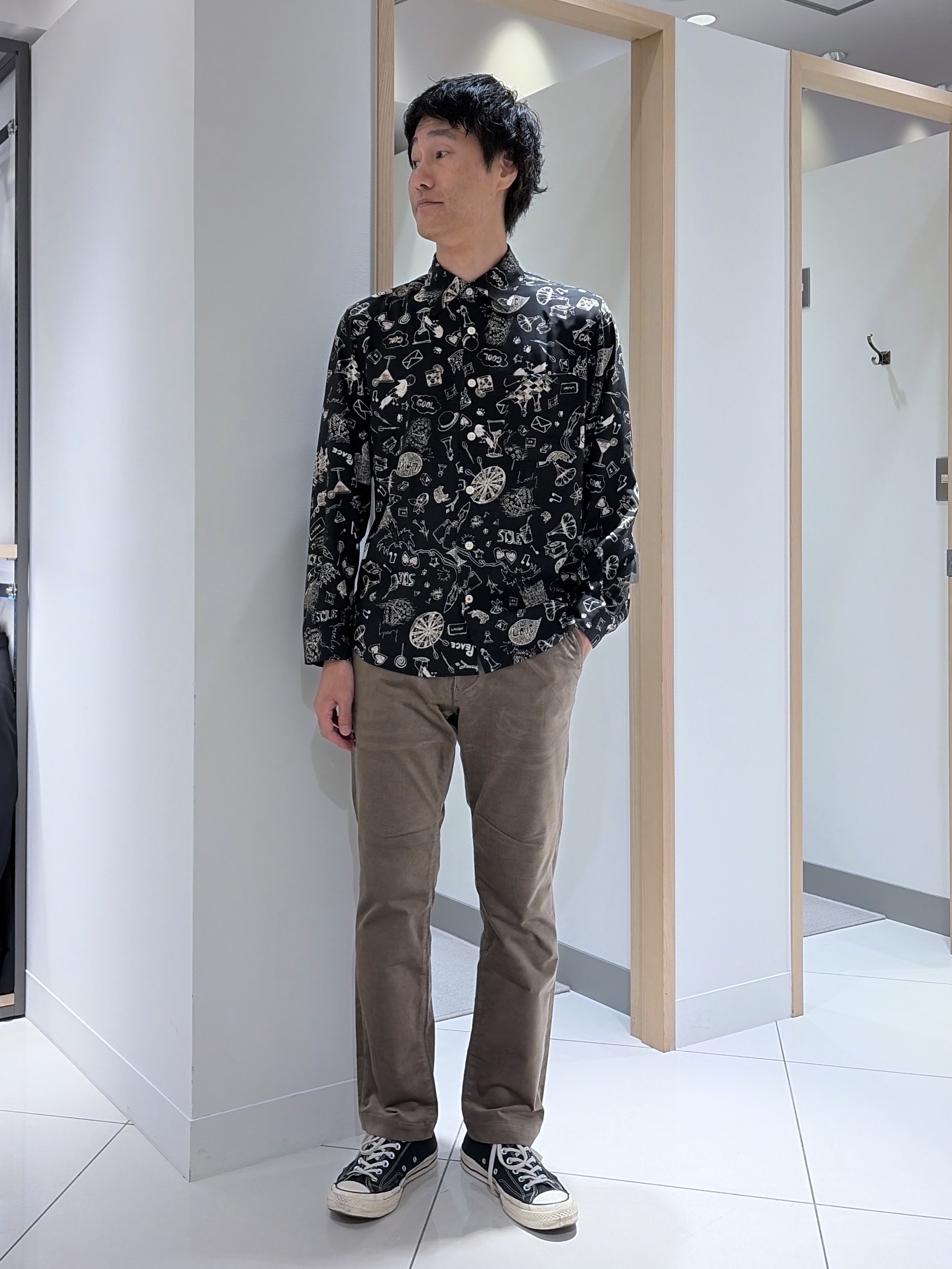 mutoさんの「TAKEO KIKUCHI｜【BOWLER HAT LABEL】日本製PLAYプリントシャツ」を使ったコーディネート